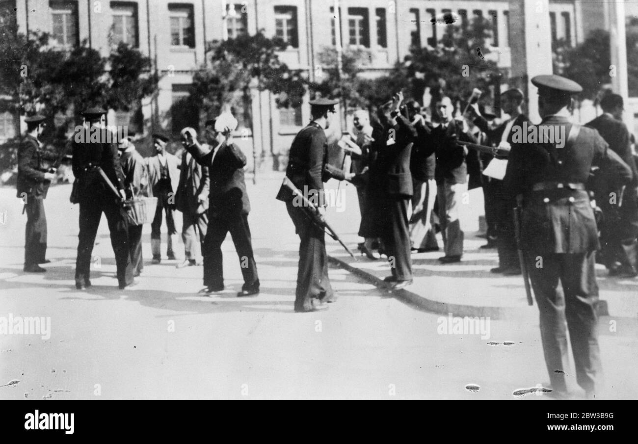 Zivilwachen suchen gefangen revolutionäre in Madrid , Spanien . Oktober 1934 . Stockfoto