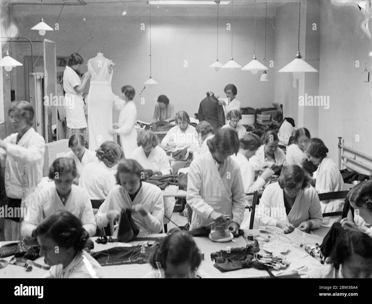 Die Mädchen, die eine Prinzessin Marina ' s Hochzeitskleid bei Captain Edward Molyneux ' s Mode-Einrichtung in London machen. 10 Oktober 1934 . Stockfoto
