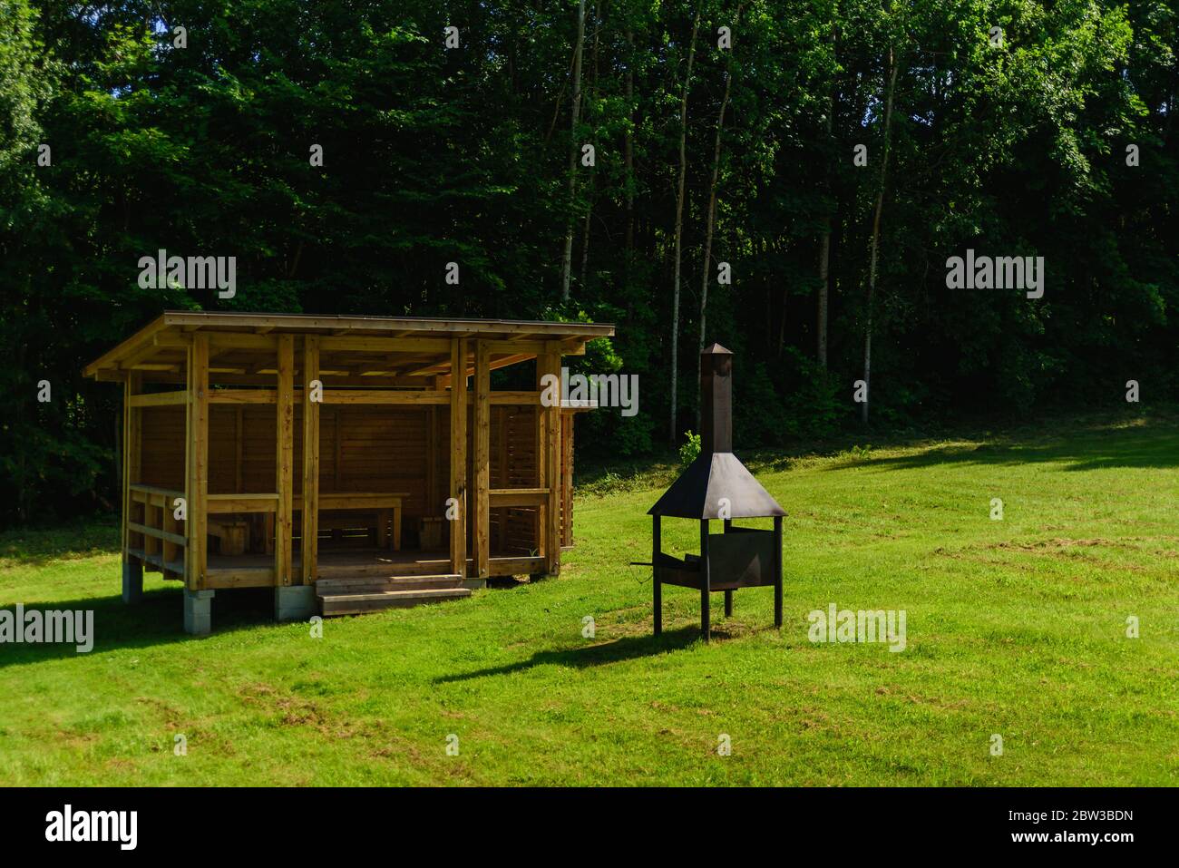 Garten oder Garten im Freien hölzerner Pavillon mit Kamin. Sommer BBQ Party Platz Stockfoto