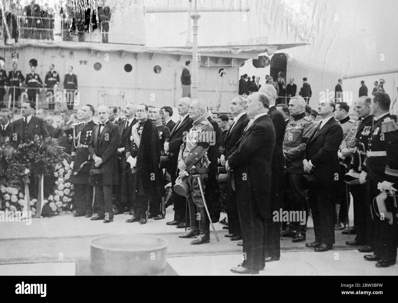 Vertreter des Königshauses beobachten den Sarg von König Alexander von Jugoslawien an Land kommen in Split, Kroatien. 18. Oktober 1934 Stockfoto