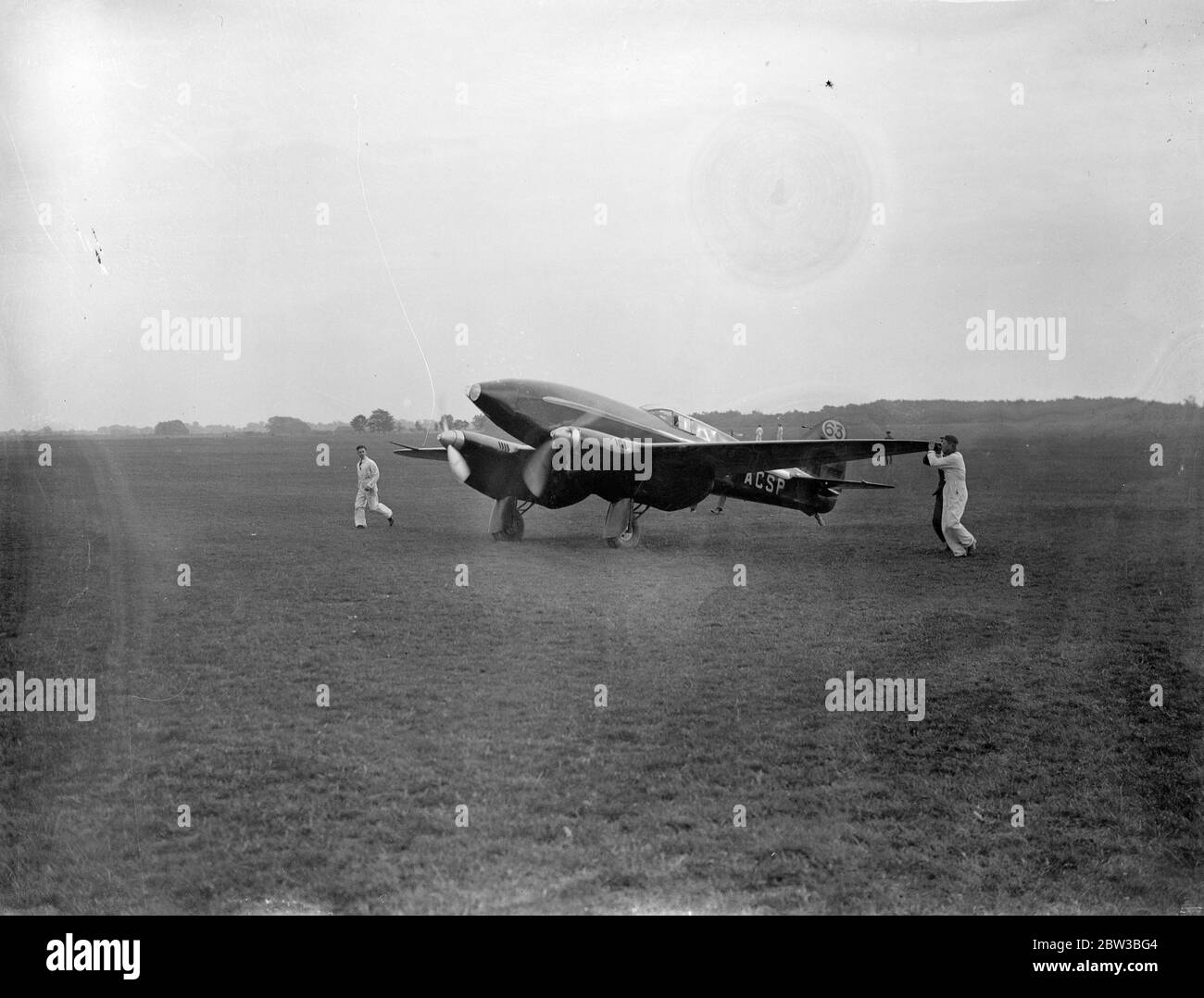 De Havilland DH.88 Comet ein zweimotorige britische Flugzeug, das gebaut wurde, um im MacRobertson Air Race 1934 zu konkurrieren, eine Herausforderung, für die es speziell entwickelt wurde. G-ACSR wurde von Rennfahrer Bernard Rubin bezahlt und von Owen Cathcart Jones und Ken Waller geflogen. . Oktober 1934 Stockfoto