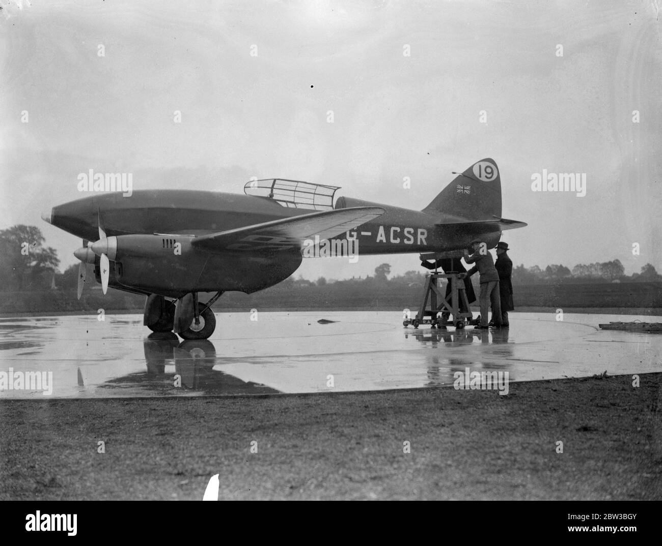 De Havilland DH.88 Comet ein zweimotorige britische Flugzeug, das gebaut wurde, um im MacRobertson Air Race 1934 zu konkurrieren, eine Herausforderung, für die es speziell entwickelt wurde. G-ACSR wurde von Rennfahrer Bernard Rubin bezahlt und von Owen Cathcart Jones und Ken Waller geflogen. . Oktober 1934 Stockfoto