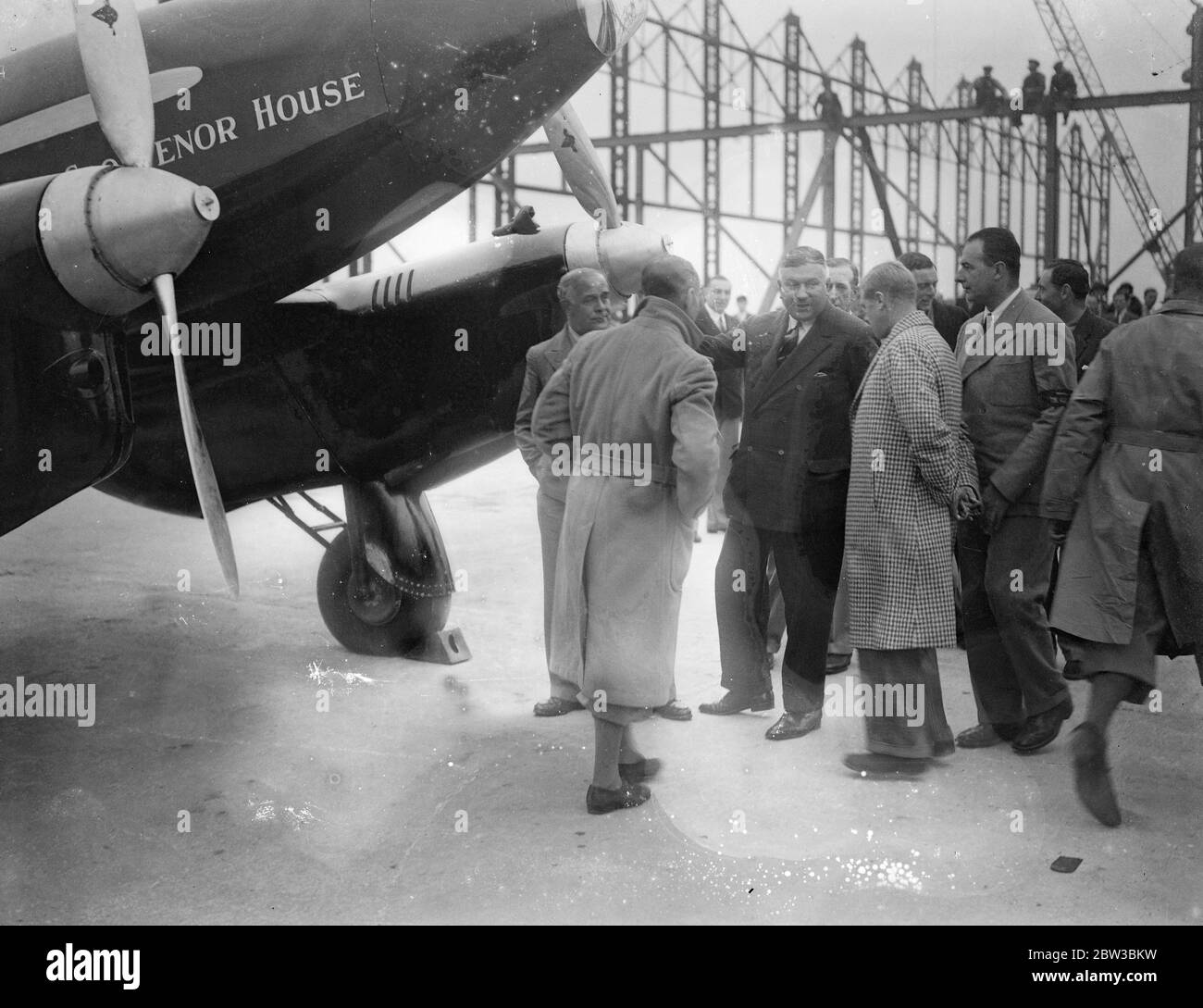 Der Prince of Wales inspiziert die Maschine für das London to Melbourne Air Race. Die De Havilland DH.88 Comet ' Grosvenor House ' , ein zweimotoriger britischer Flugzeug gemalt Scharlach . G-ACSS war Eigentum von Mr. A O Edwards und sollte im Rennen verwendet werden. 19. Oktober 1934 Stockfoto