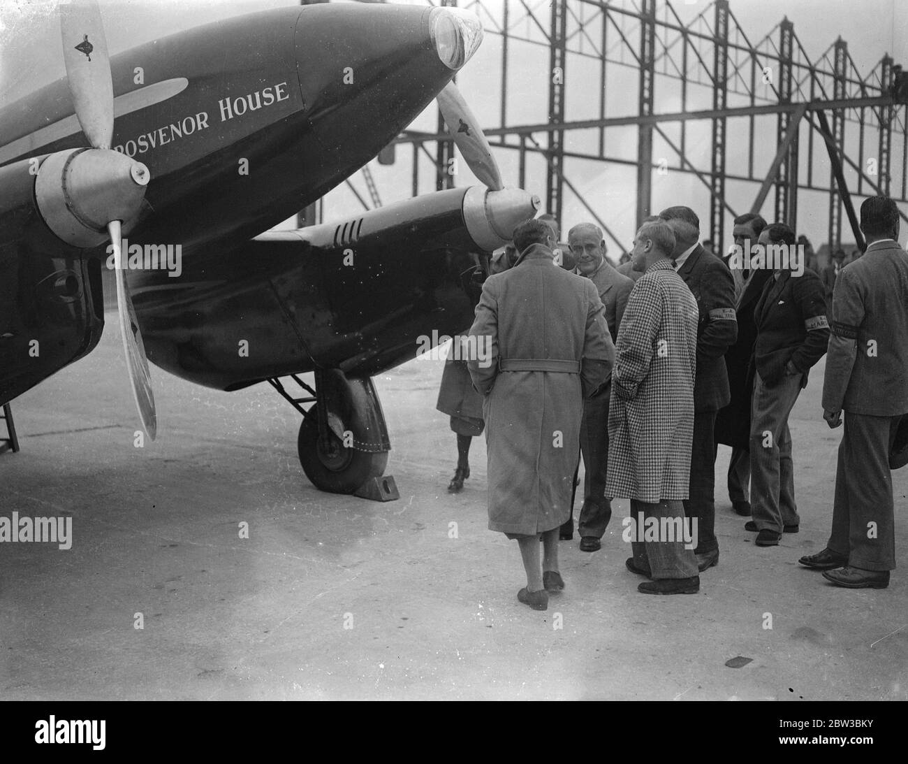 Der Prince of Wales inspiziert die Maschine für das London to Melbourne Air Race. Die De Havilland DH.88 Comet ' Grosvenor House ' , ein zweimotoriger britischer Flugzeug gemalt Scharlach . G-ACSS war Eigentum von Mr. A O Edwards und sollte im Rennen verwendet werden. 19. Oktober 1934 Stockfoto Der Prince of Wales inspiziert die Maschine für das London to Melbourne Air Race. Die De Havilland DH.88 Comet ' Grosvenor House ' , ein zweimotoriger britischer Flugzeug gemalt Scharlach . G-ACSS war Eigentum von Mr. A O Edwards und sollte im Rennen verwendet werden. 19. Oktober 1934 Stockfoto
