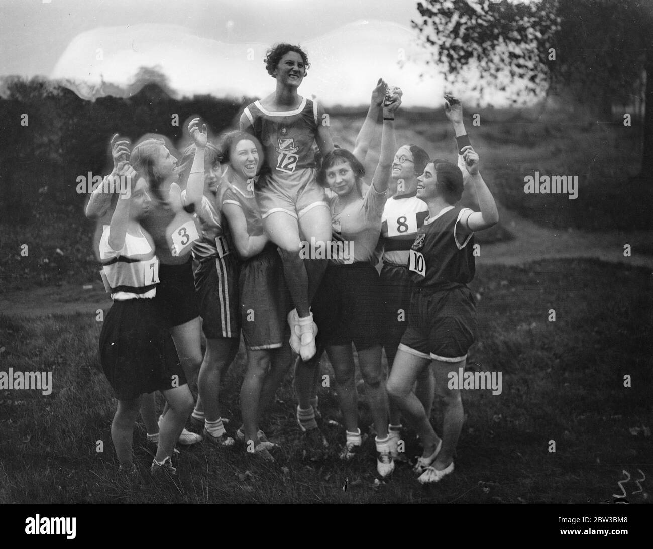 Das erste Frauen-Straßenrennen in England findet in Mitcham, London statt. Miss Peggy Cawfield ist die Gewinnerin. Oktober 1934 Stockfoto