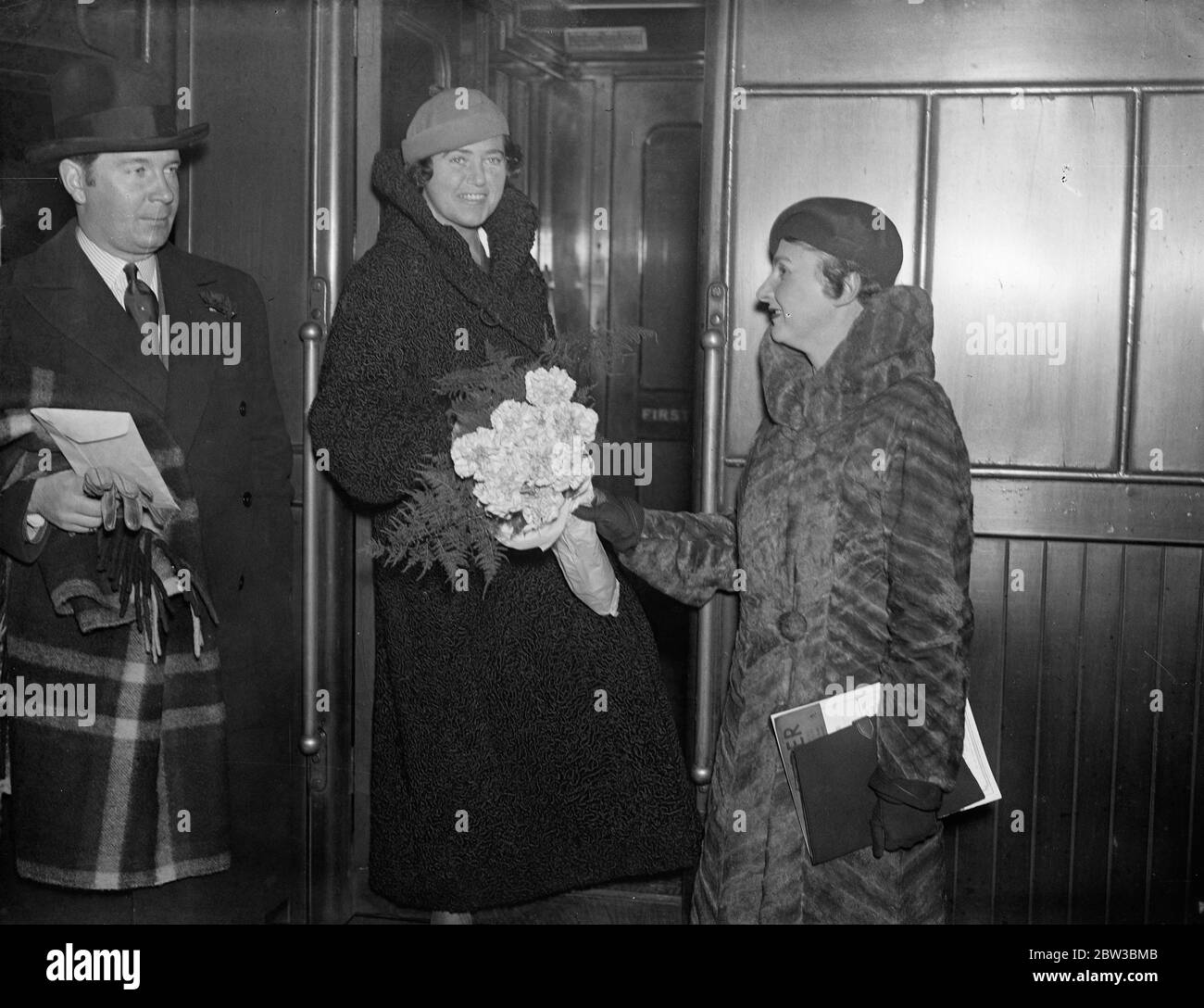 Lotte Lehmann, deutsche prima donna, in Victoria Station, London. 24. Oktober 1934 Stockfoto