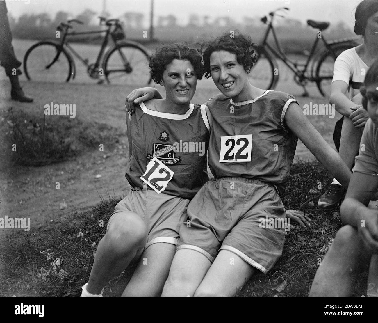 Das erste Frauen-Straßenrennen in England findet in Mitcham, London statt. Miss Peggy Cawfield (links), die Gewinnerin. Oktober 1934 Stockfoto