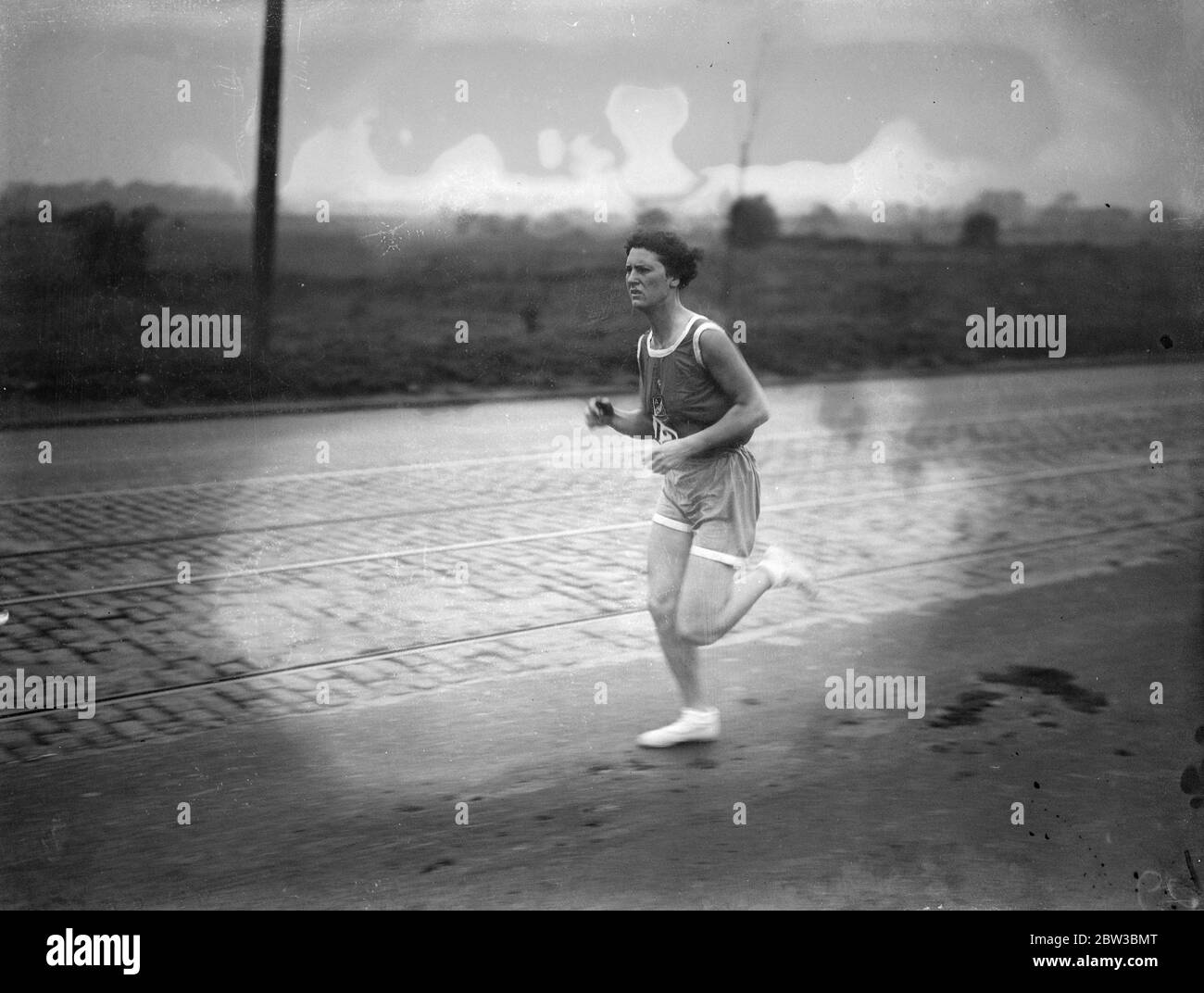 Das erste Frauen-Straßenrennen in England findet in Mitcham, London statt. Miss Peggy Cawfield ist die Gewinnerin. Oktober 1934 Stockfoto