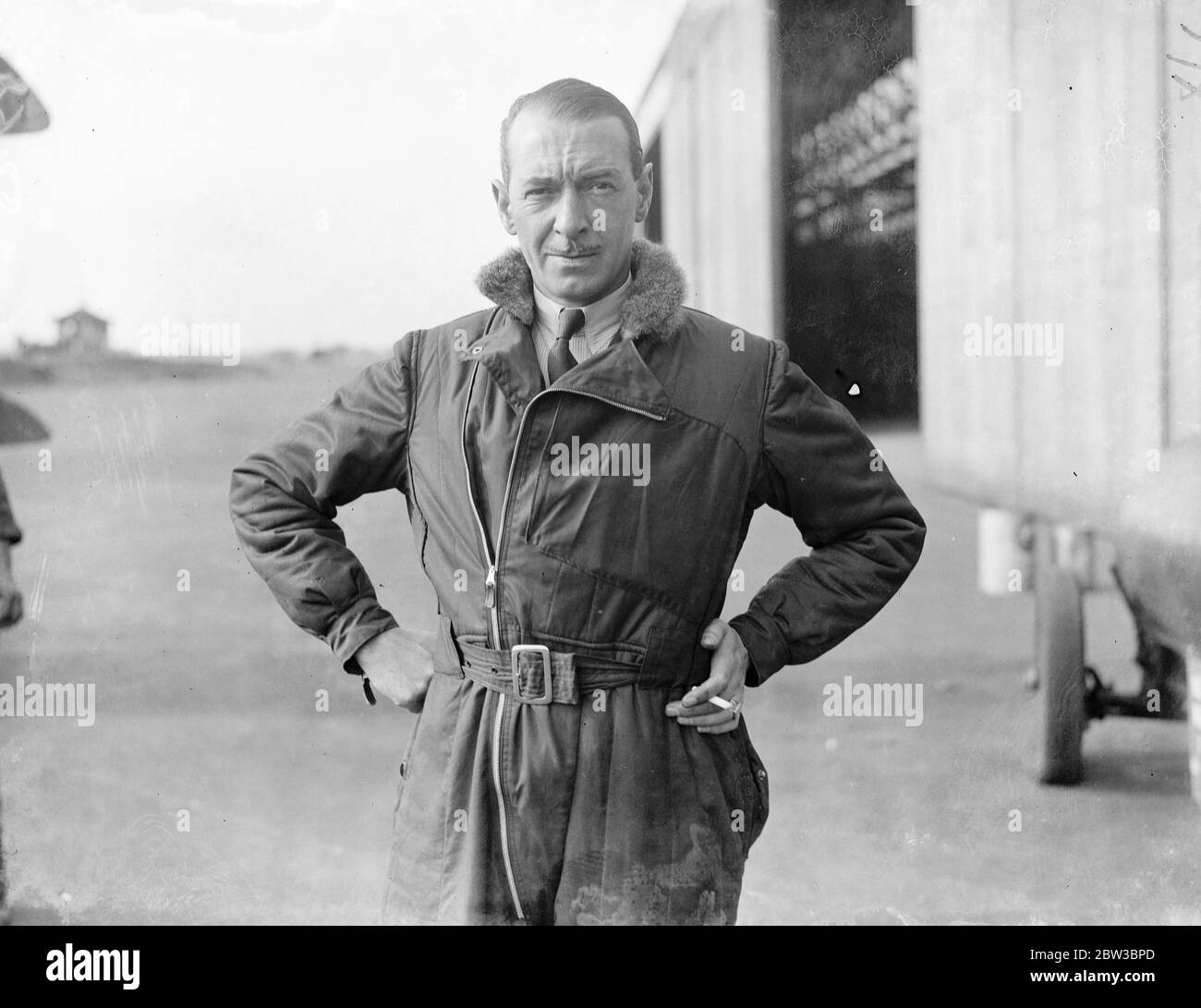 Colonel Fitzmaurice , Pilot der "Irish Swoop" . Das Flugzeug wird in Croydon in Vorbereitung auf den neuen Australien-Rekordversuch von Col Fitzmaurice erprobt. 22. Oktober 1934 Stockfoto