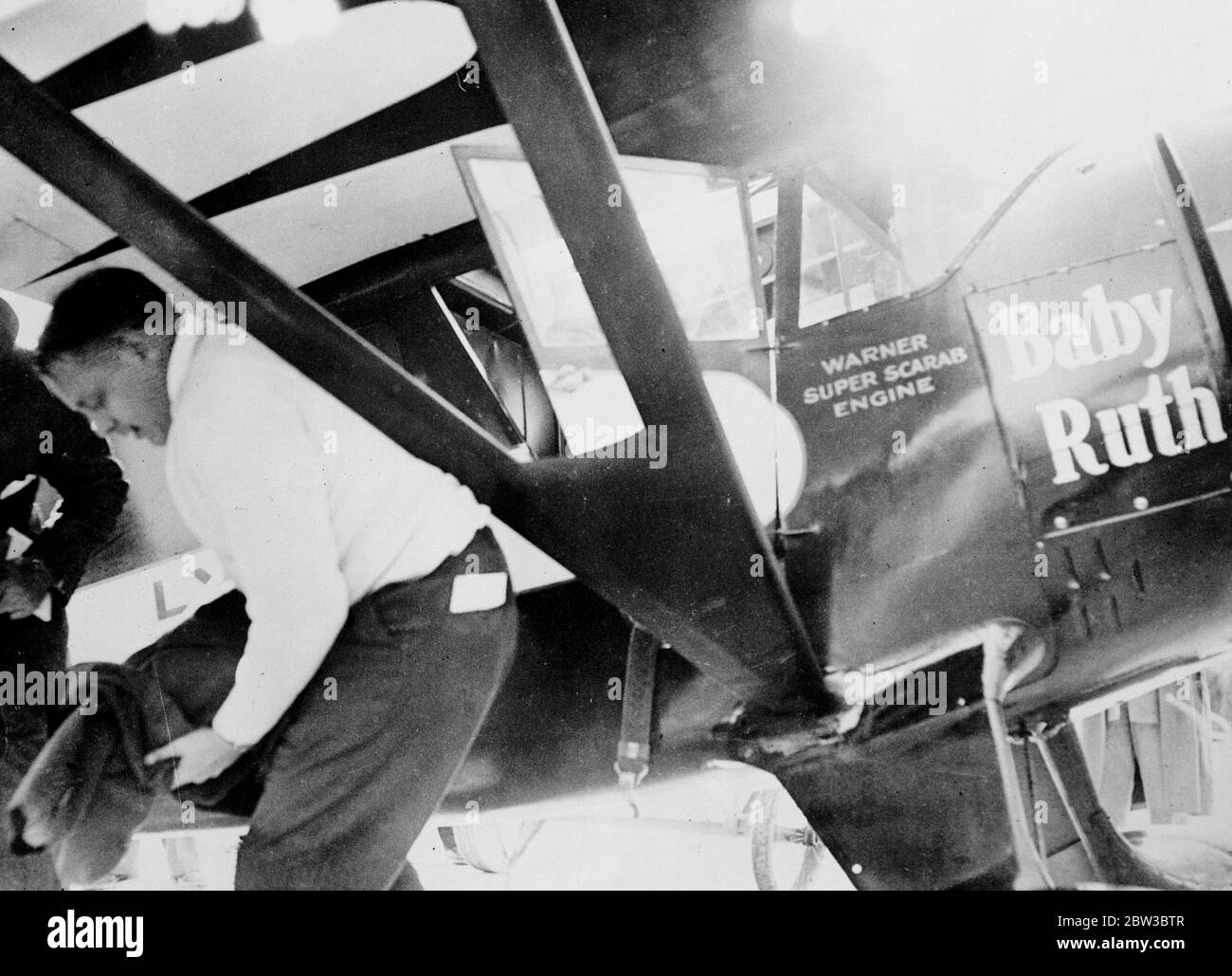 London nach Melbourne Air Race Piloten in Marseille, Frankreich, führen Sie Pre-Flight-Kontrollen. 21. Oktober 1934 Stockfoto