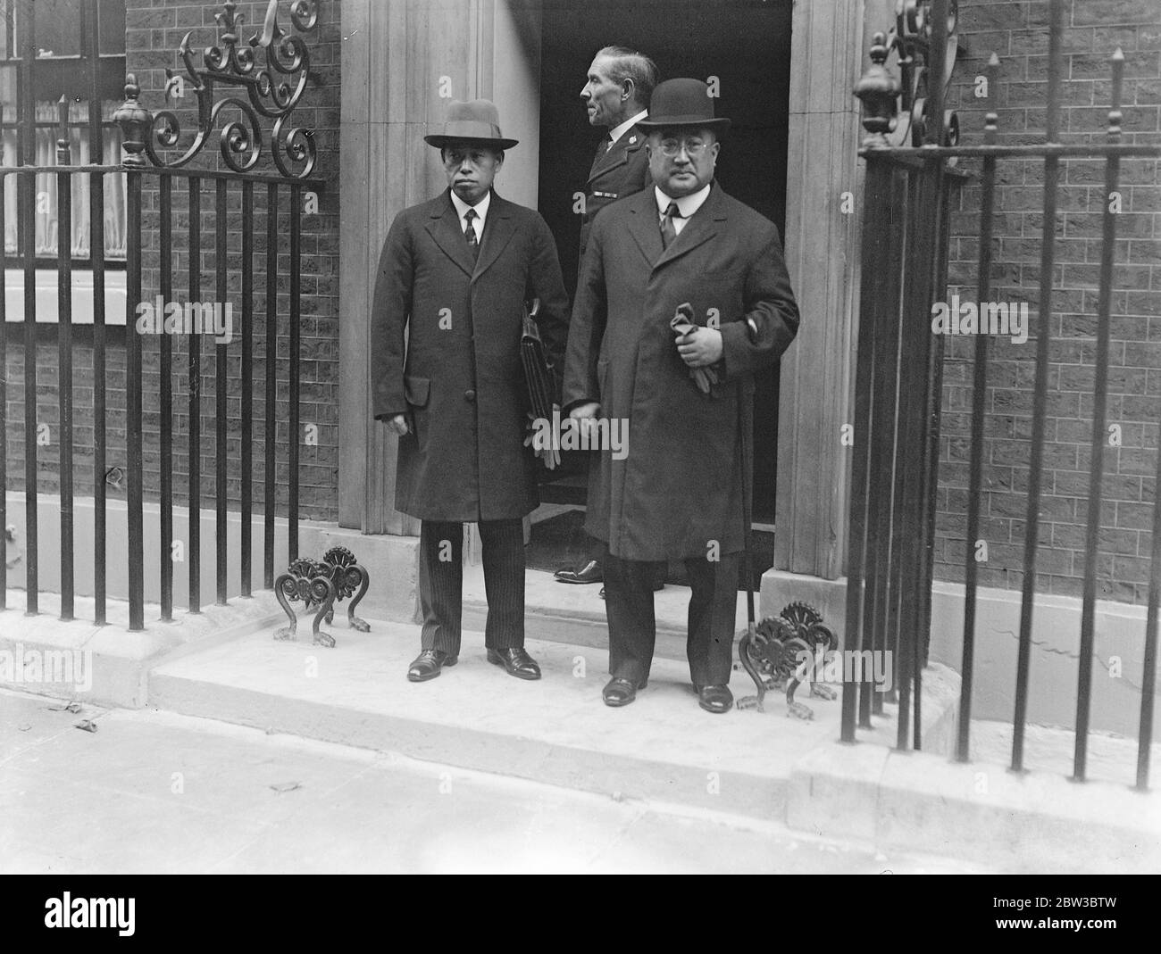 Amerikanische und japanische Marinedelegierte treffen sich in London. Japanischer Botschafter, Baron Matsudaira (rechts) und japanischer Konteradmiral Isoroku Yamamoto (links) außerhalb Nr 10 Downing Street. 24. Oktober 1934 Stockfoto