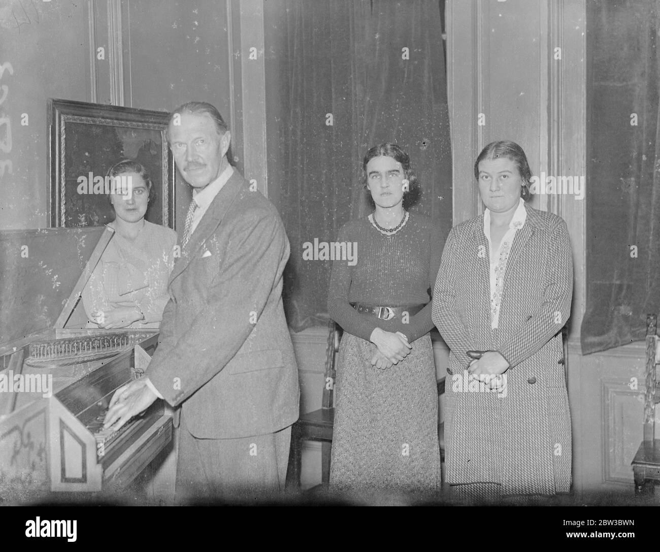 Herr G H Bento Fletcher mit einem Virginalium der Zeit von Königin Elisabeth I. 24. Oktober 1934 Stockfoto
