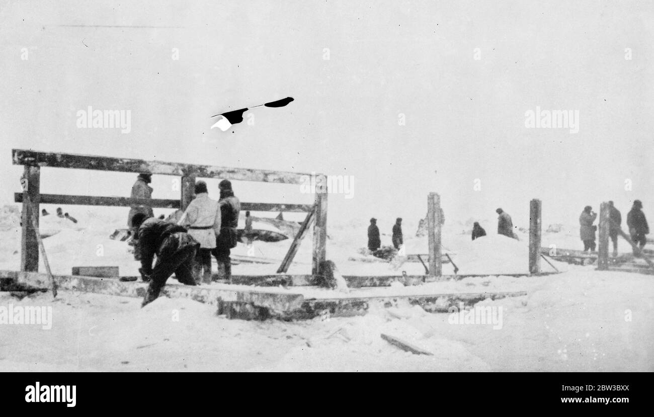 SS Chelyuskin, ein sowjetisches Dampfschiff, das auf einer Expedition durch Polareis entlang der nördlichen Seeroute von Murmansk nach Wladiwostok navigieren geschickt wurde, ist während der Navigation in arktischen Gewässern eisgebunden. Im September wurde er in den Eisfeldern gefangen. Danach trieb sie in der Eisschicht, bevor sie am 13. Februar 1934 in der Nähe der Koljuchin-Insel im Tschuktschen Meer niederging. Die Besatzung gelang es, auf das Eis zu entkommen und baute eine provisorische Flugbahn mit nur wenigen Spaten, Eisschaufeln und zwei Brechstangen, die bei der Rettung der Besatzung geholfen. 53 Männer gingen hinüber Stockfoto