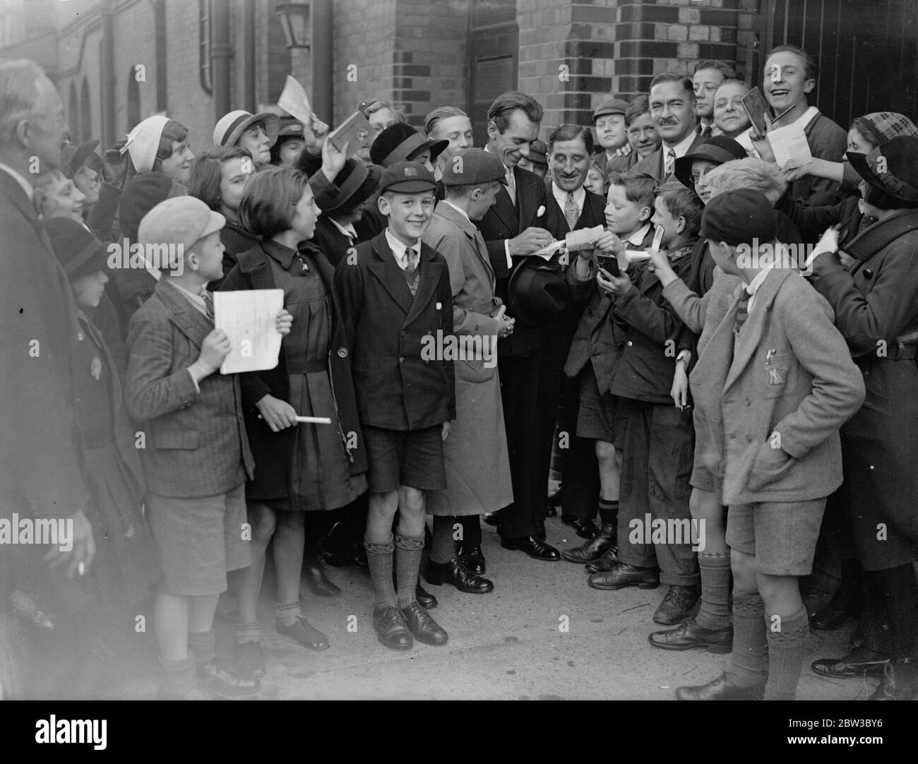 Machen Schüler ' High Brow ' . Dr. Malcolm Sargent dirigiert für sie ein Orchesterkonzert in Tottenham, London. 25. Oktober 1934 . Stockfoto