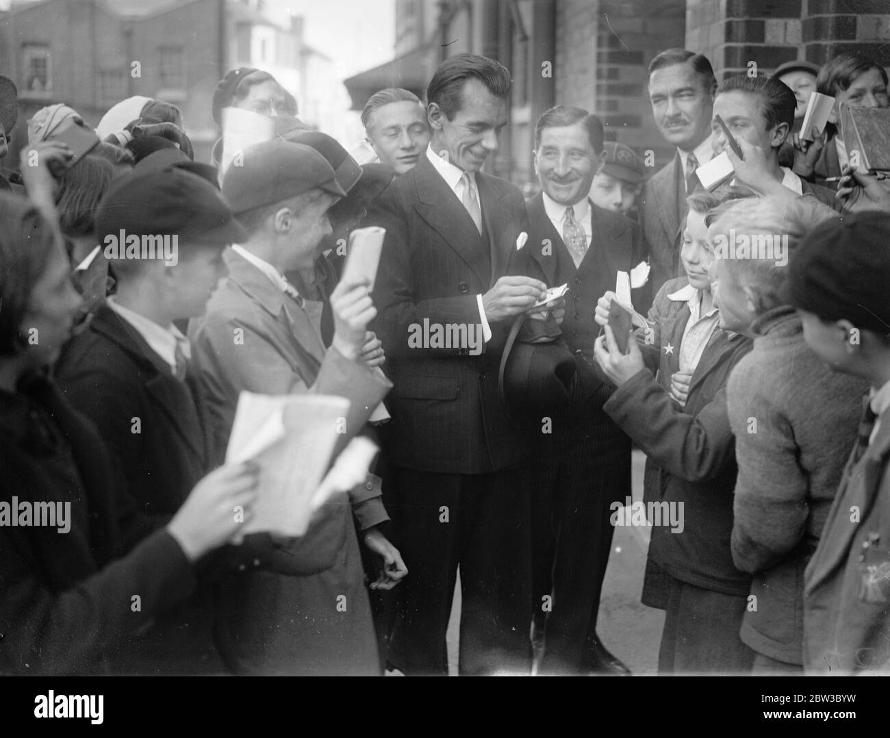 Machen Schüler ' High Brow ' . Dr. Malcolm Sargent dirigiert für sie ein Orchesterkonzert in Tottenham, London. 25 Oktober 1934 . Stockfoto