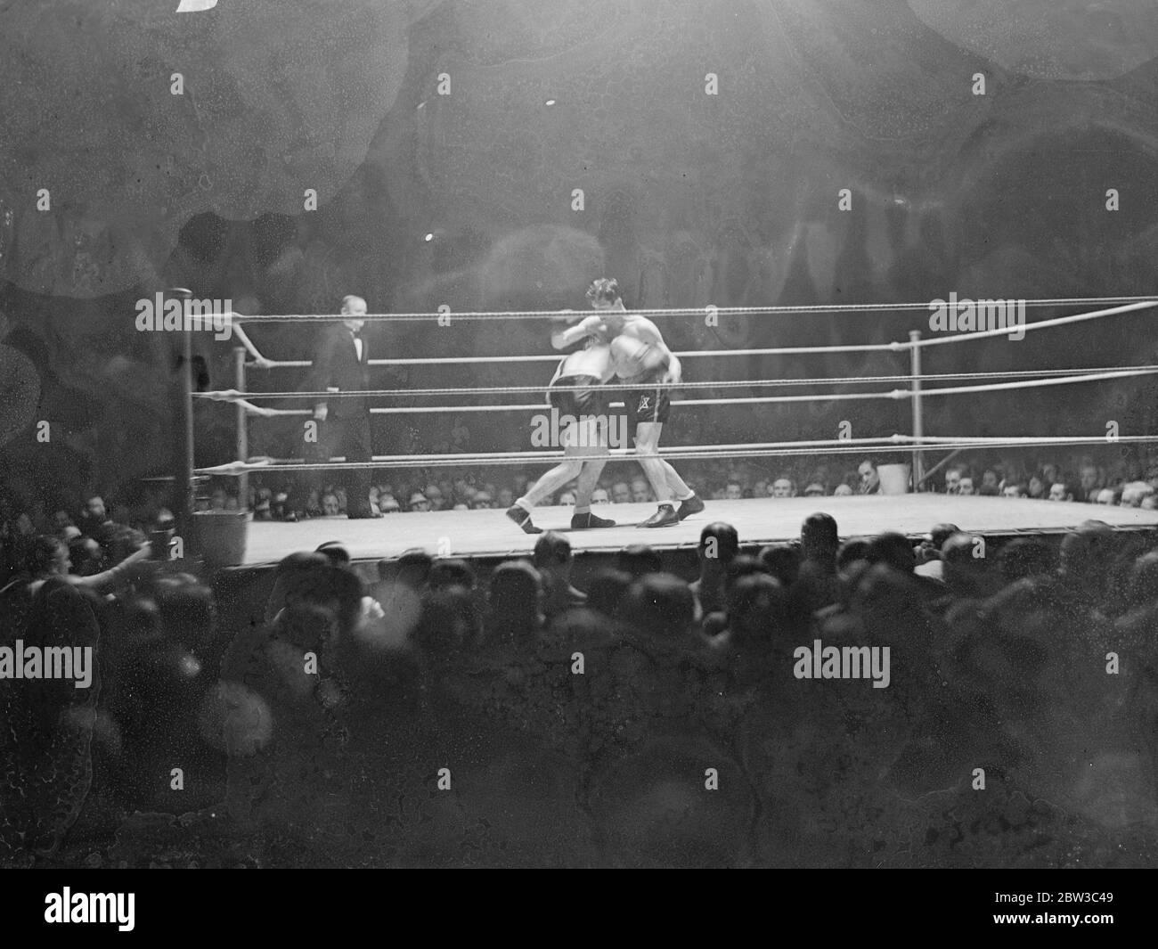 Kid Berg trifft Harry Mizler in einem Clinch während ihres Boxkampfes für die britische Leichtbau-Meisterschaft. 29. Oktober 1934 Stockfoto