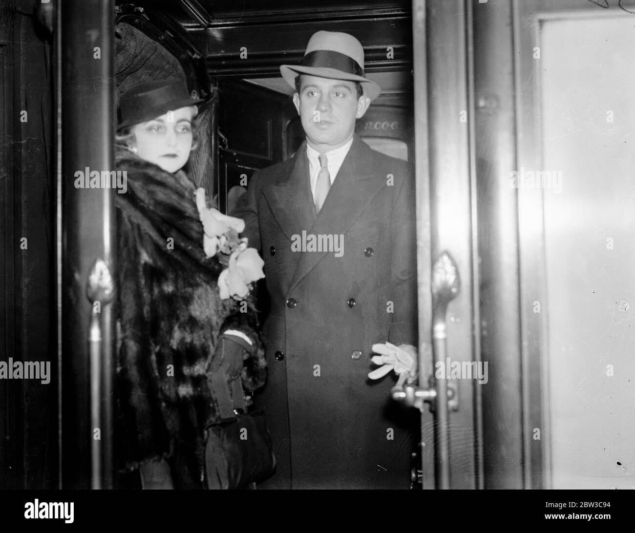 Prinz und Prinzessin Mdivani verlassen nach Indien. November 1934 Stockfoto