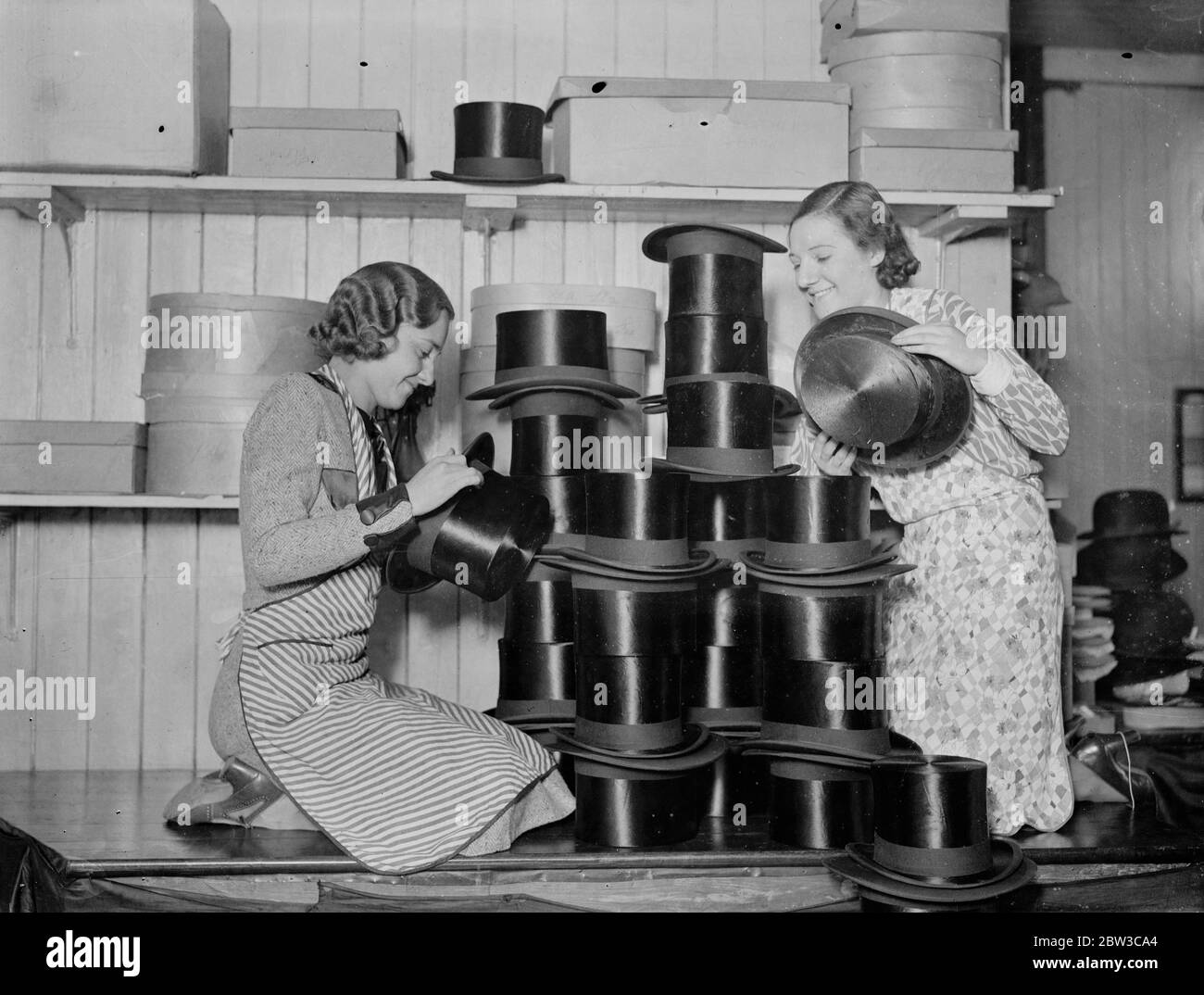 Die Eile, Seidenhüte für die Royal Wedding zu kaufen, hält Londoner Fabriken beschäftigt. November 1934 Stockfoto