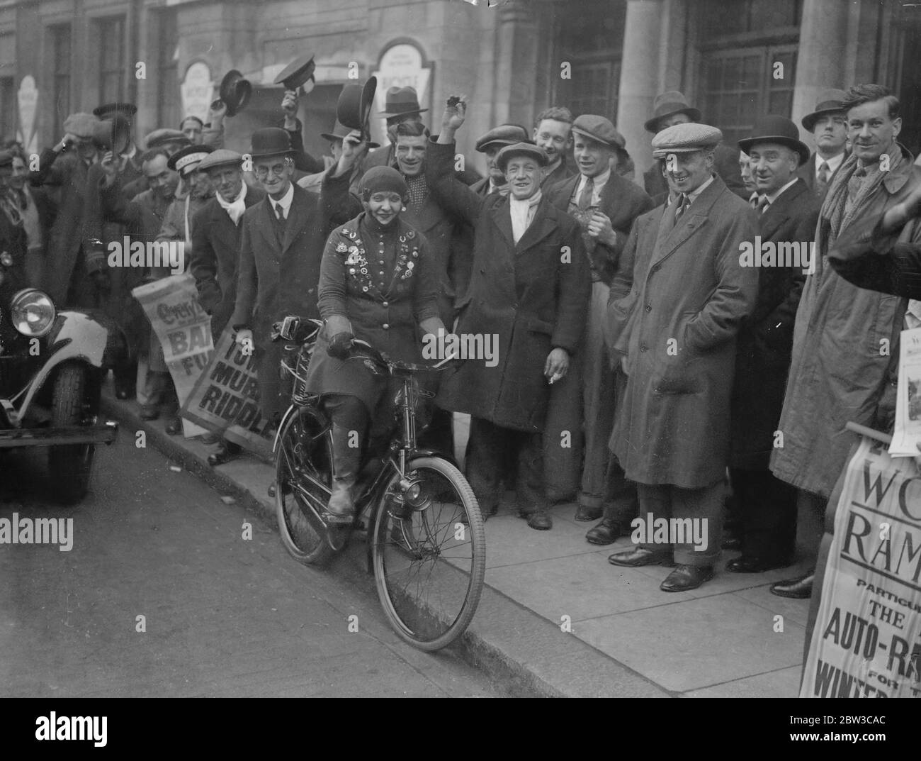 Botschafterin britischer Hersteller startet rund um die Welt-Radtour. November 1934 Stockfoto