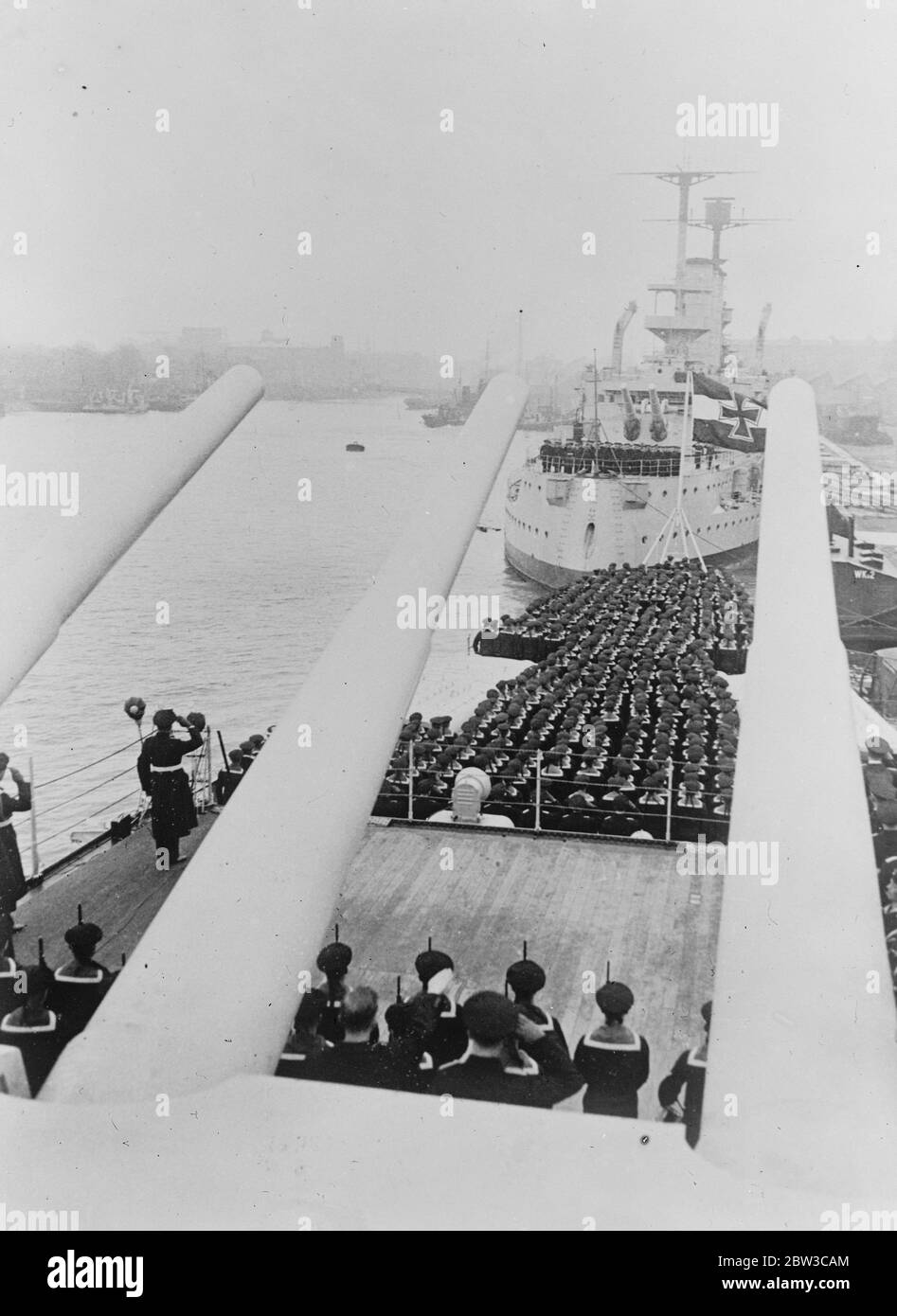 Deutschlands neueste Schlachtschiffe, "Admiral Scheer" in Dienst gestellt. Hitler bezieht sich auf "glorreichen Sieg" von Jütland. 14. November 1934 Stockfoto