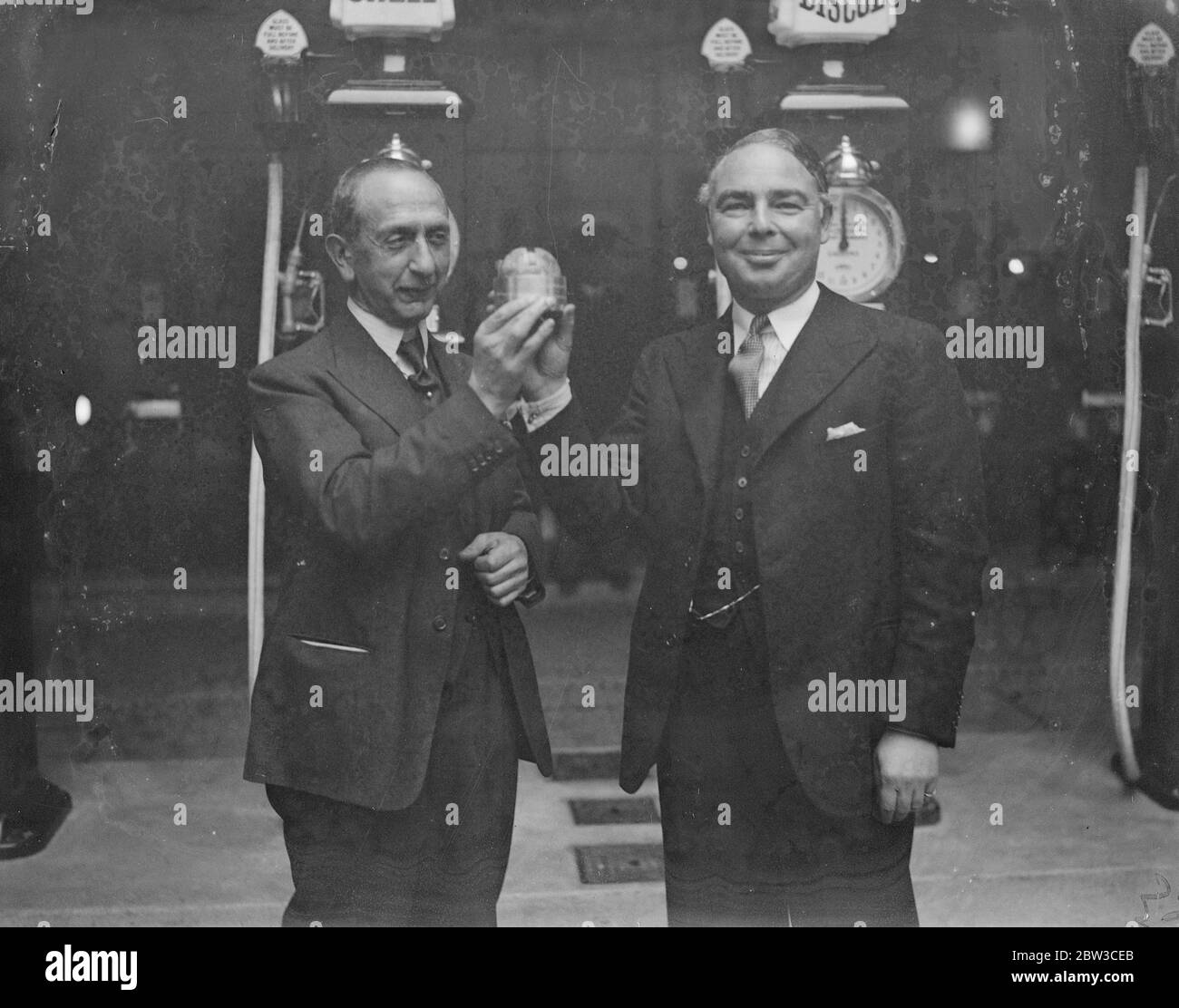 Mr here Belisha eröffnete die neue Luxus Cumberland Garage in Marble Arch und eröffnete damit eine neue Idee in Kfz-Garagen. 19. November 1934 Stockfoto