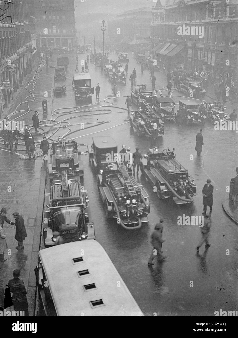 Feuer in der Stadt Gefahrenzone . Ein Bezirksfeuerruf wurde zirkuliert, als ein Feuer in einem großen Gebäude in Farringdon Street, London, der Stadt Gefahrenzone ausbrach. 16. November 1934 Stockfoto