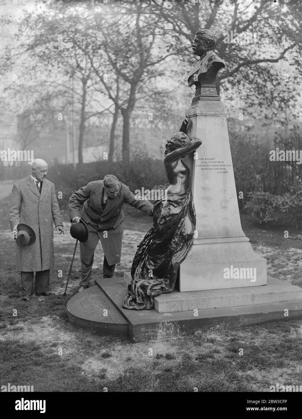 Kranz auf dem Sullivan Denkmal gelegt, um Jahrestag von Sir Arthur ' s Tod zu feiern. 22. November 1934 Stockfoto