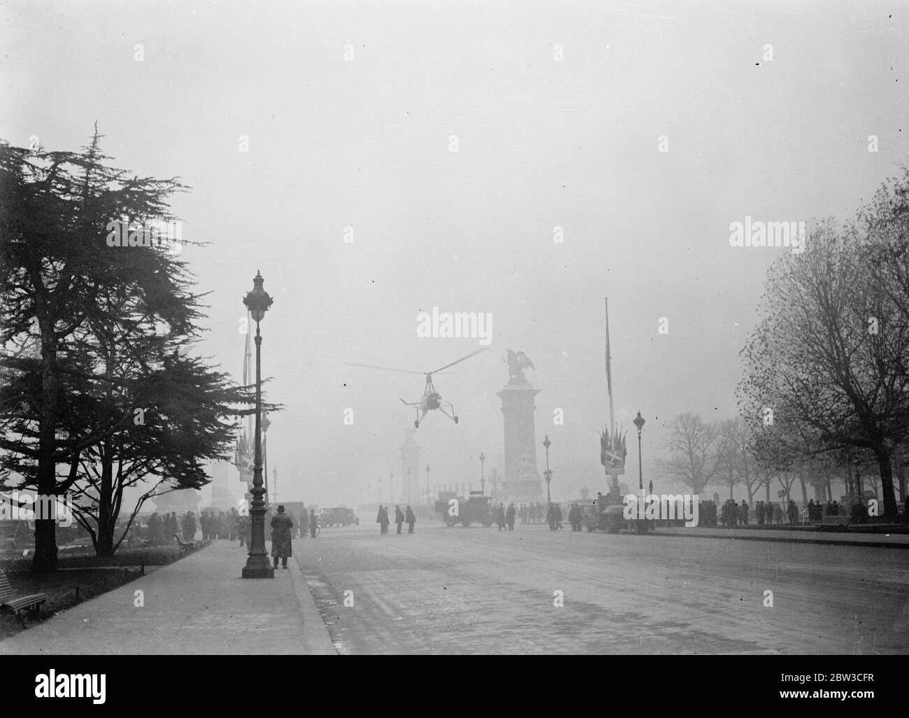 Britische Autogiro landet in Paris Straße außerhalb des Grand Palais, wo der 14. Salon De L'Aviation (Messe) statt. 23. November 1934 Stockfoto