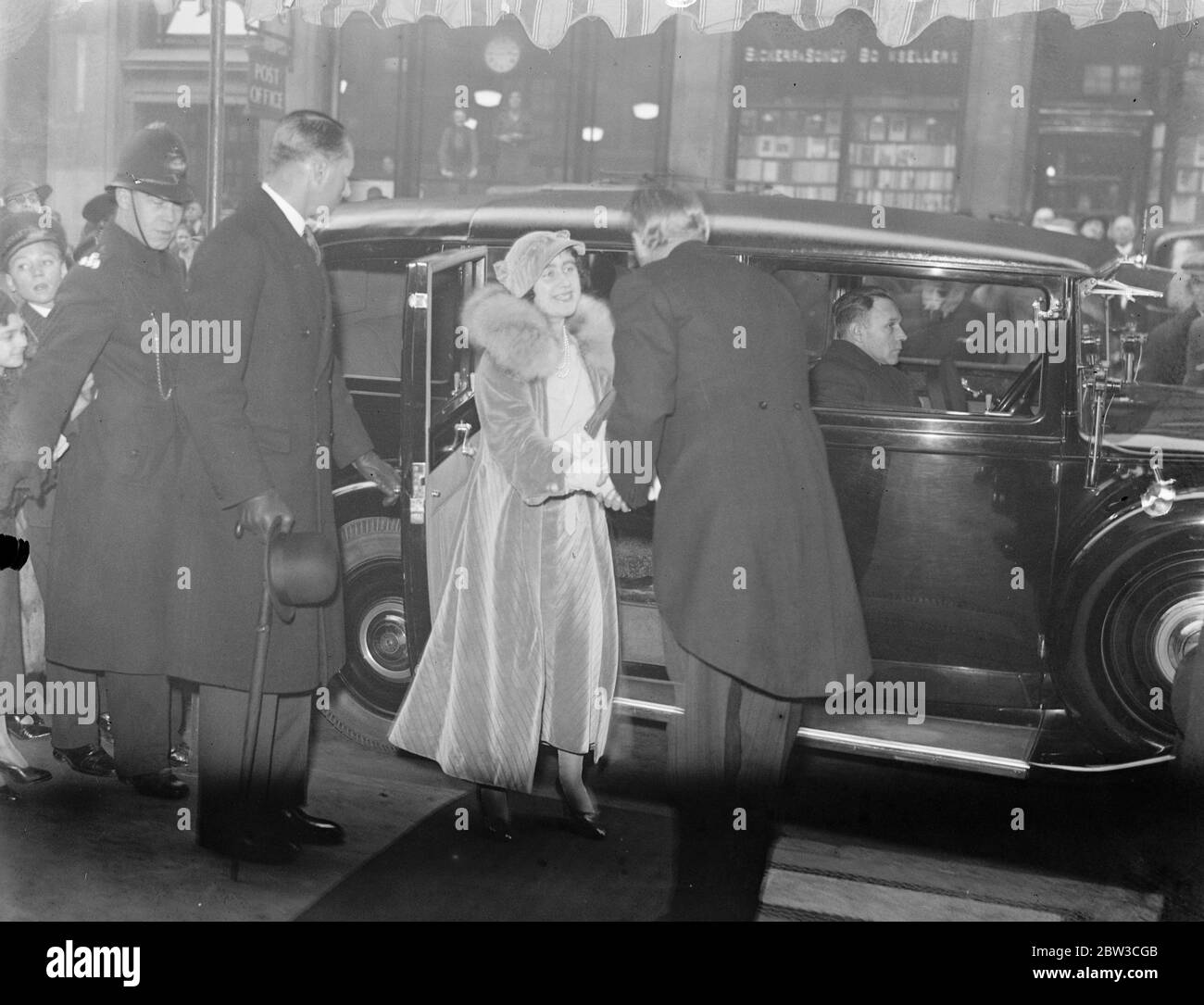 Die Herzogin von York Ankunft an der Gerald du Maurier Memorial Fund Matinee eines Kuss für Cinderella ( von J.M.Barrie ), in Hilfe der Schauspieler ’ wohlwollende Fonds . 22. November 1934 Stockfoto