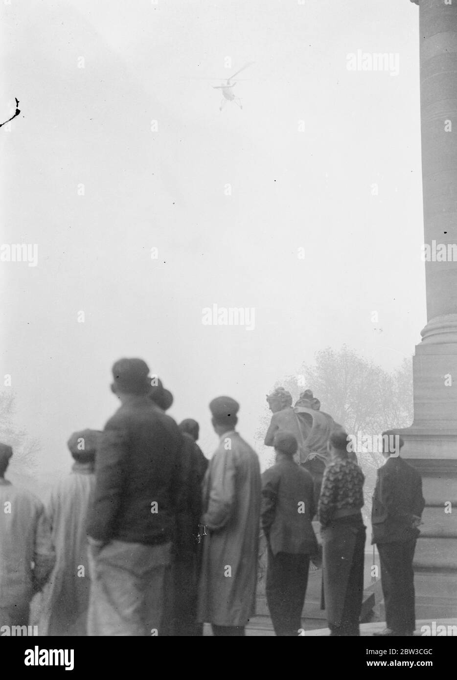 Britische Autogiro landet in Paris Straße außerhalb des Grand Palais, wo der 14. Salon De L'Aviation (Messe) statt. 23. November 1934 Stockfoto