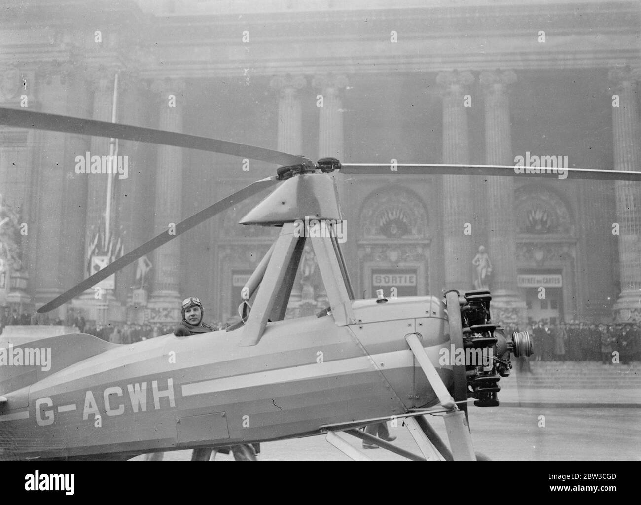 Britische Autogiro landet in Paris Straße außerhalb des Grand Palais, wo der 14. Salon De L'Aviation (Messe) statt. 23. November 1934 Stockfoto