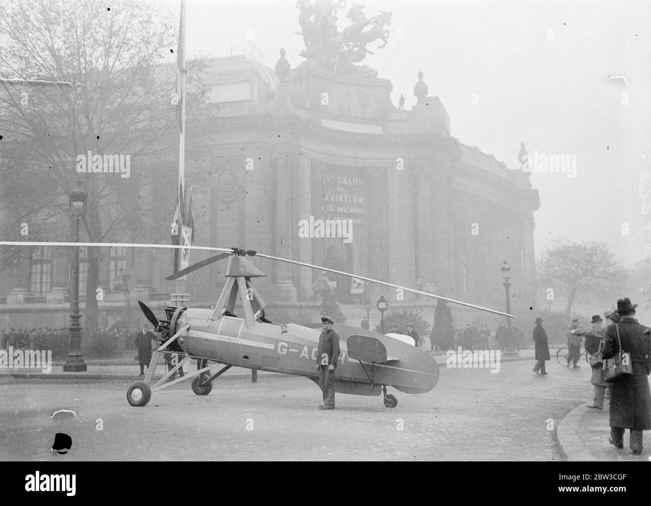 Britische Autogiro landet in Paris Straße außerhalb des Grand Palais, wo der 14. Salon De L'Aviation (Messe) statt. 23. November 1934 Stockfoto