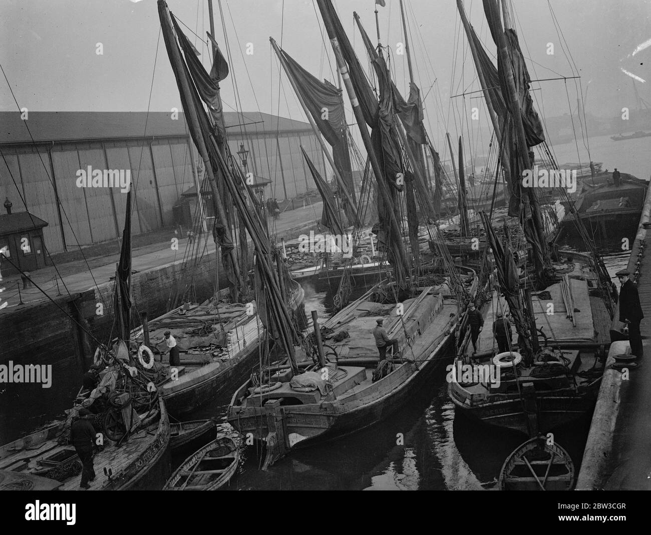 Nebel bringt die Schifffahrt in der Themsemündung zum Stillstand. Thames Segelschiffe festgemacht, was zu Staus in Surrey. 22. November 1934 Stockfoto