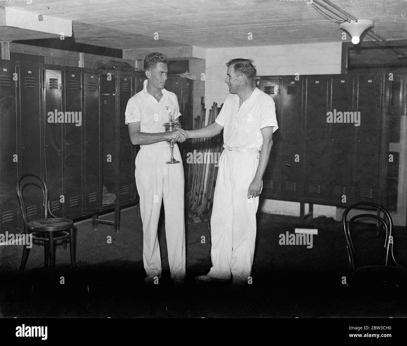 Amerikanischer Tennisspieler, Henry Ellsworth Vines (links) gewinnt die World Professional Championship in Wembley besiegte Mitamerikaner, Bill Tilden (rechts). 24. November 1934 Stockfoto