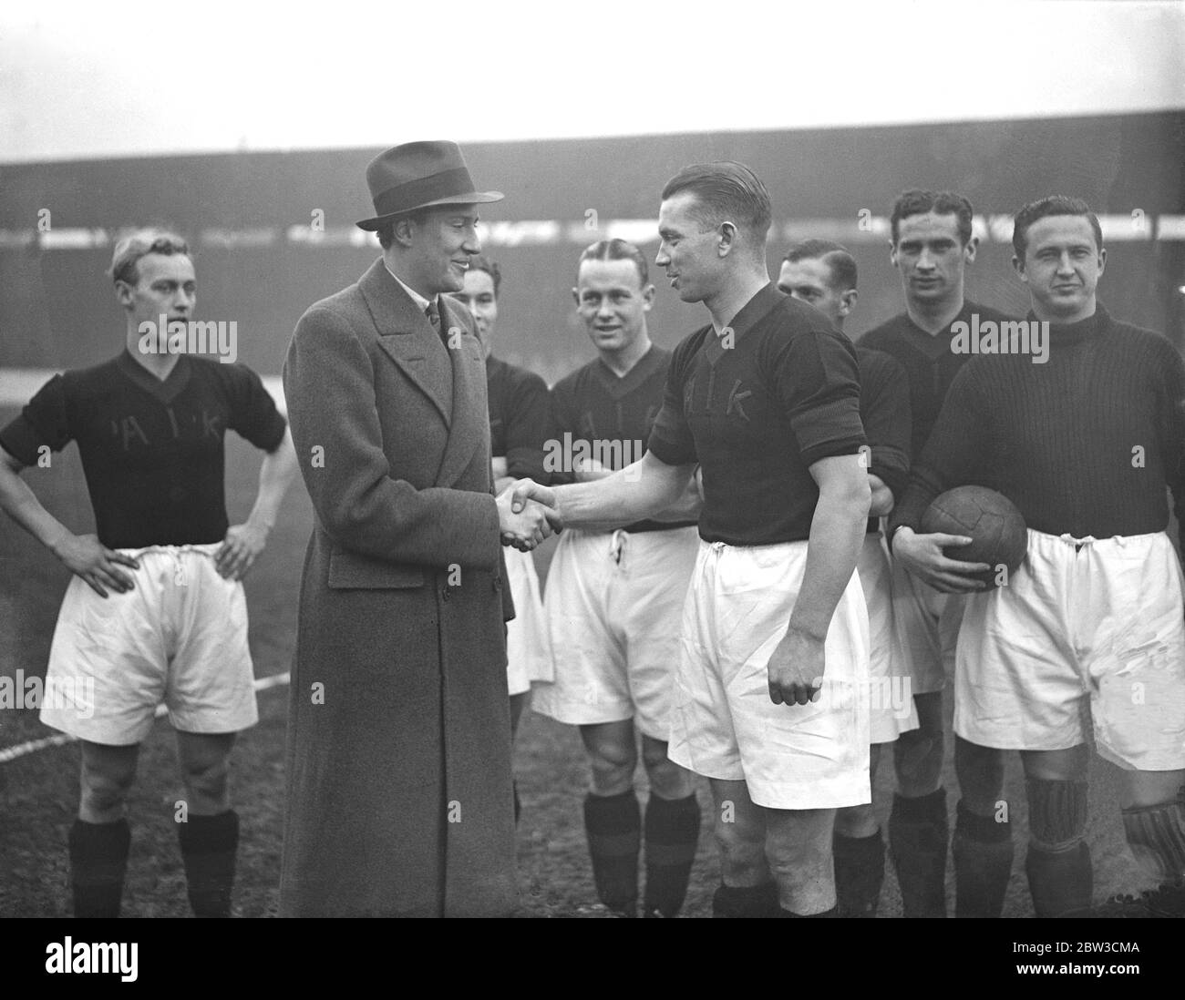 Arsenal von Schweden . Schwedische Fußballmannschaft, AIK, treffen West Ham in Upton Park. Prinz Carl von Schweden beobachtet das Spiel während des Besuchs für die königliche Hochzeit. Foto zeigt ; Prinz Carl von Schweden schüttelt die Hände mit dem AIK-Team . 26. November 1934 Stockfoto