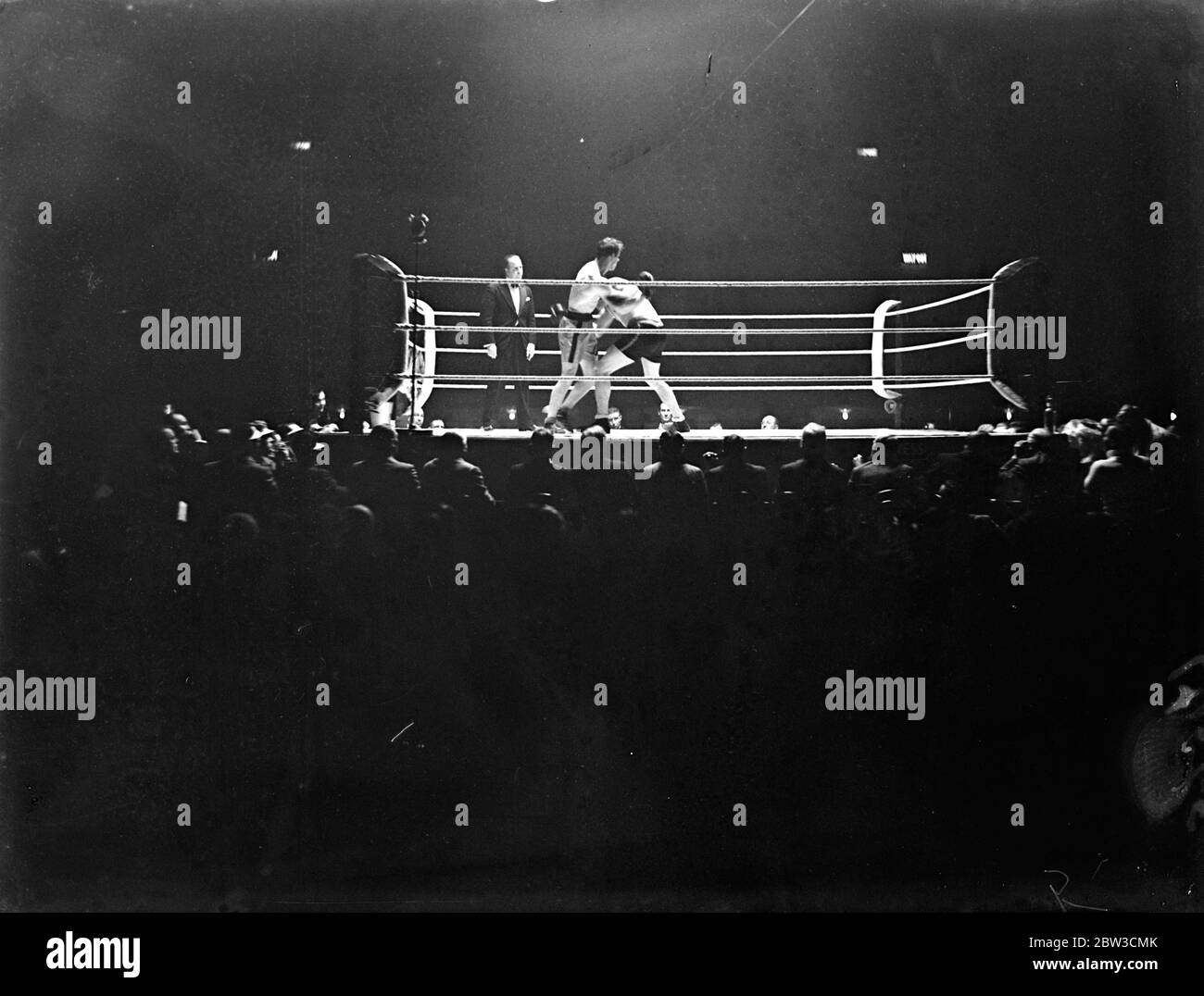 Ein Blick von der Seite des Schwergewichts Boxkampf zwischen Len Harvey und dem Deutschen Walter Neusel im Wembley Stadion, London. 27. November 1934 Stockfoto