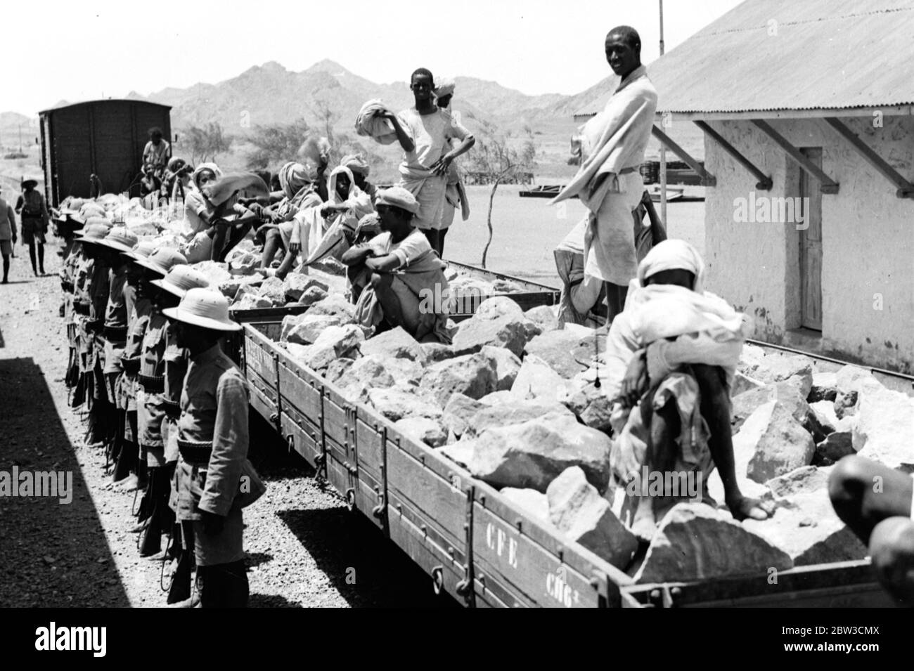 Abessinier Truppen stürzten, um Eisenbahnstrecke nach den Regenfällen zu reparieren. Eine Zugladung von Truppen und Material für Reparaturen gehen die Linie zwischen Duanle und DireDawa, um Reparaturen an der Linie durchzuführen. 20. September 1935 Stockfoto