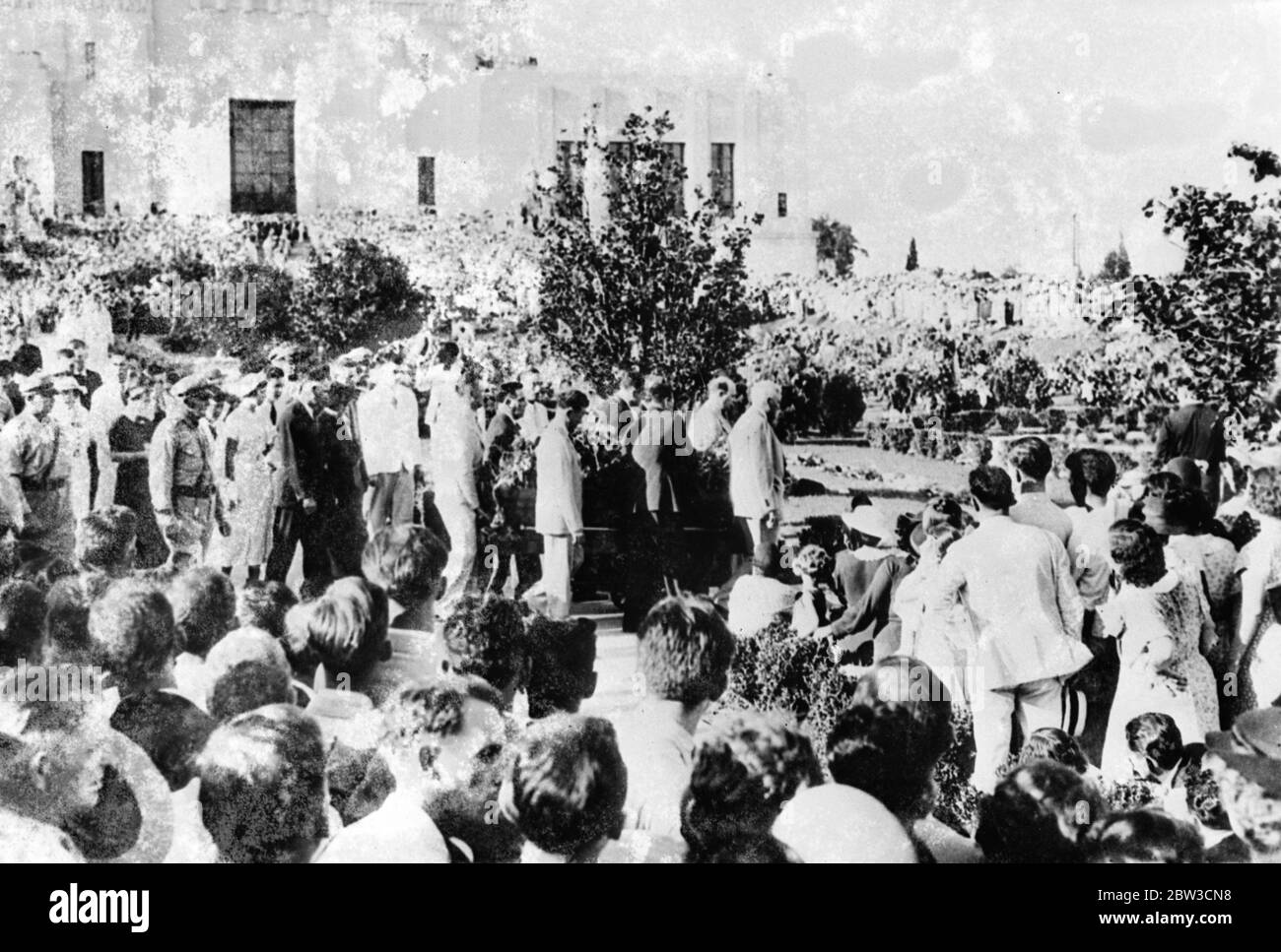 Huey Long legte sich im Schatten des Capitol als sein eigenes Denkmal gebaut ruhen. Die Beerdigung von Senator Huey Long im Schatten des State Capitol , Baton Rouge . 22. September 1935 Stockfoto
