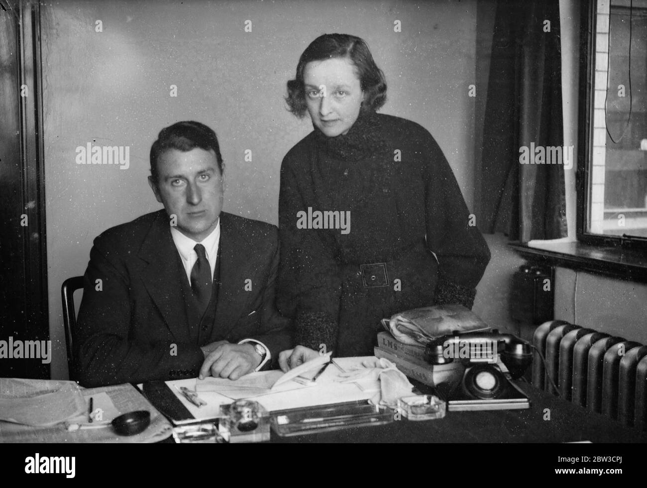 London Börsenmakler und seine Frau als Wahlkandidaten. A C Spearman und seine Frau bereiten ihren Wahlkampf in ihrem Londoner Haus vor. 28. Oktober 1935 Stockfoto