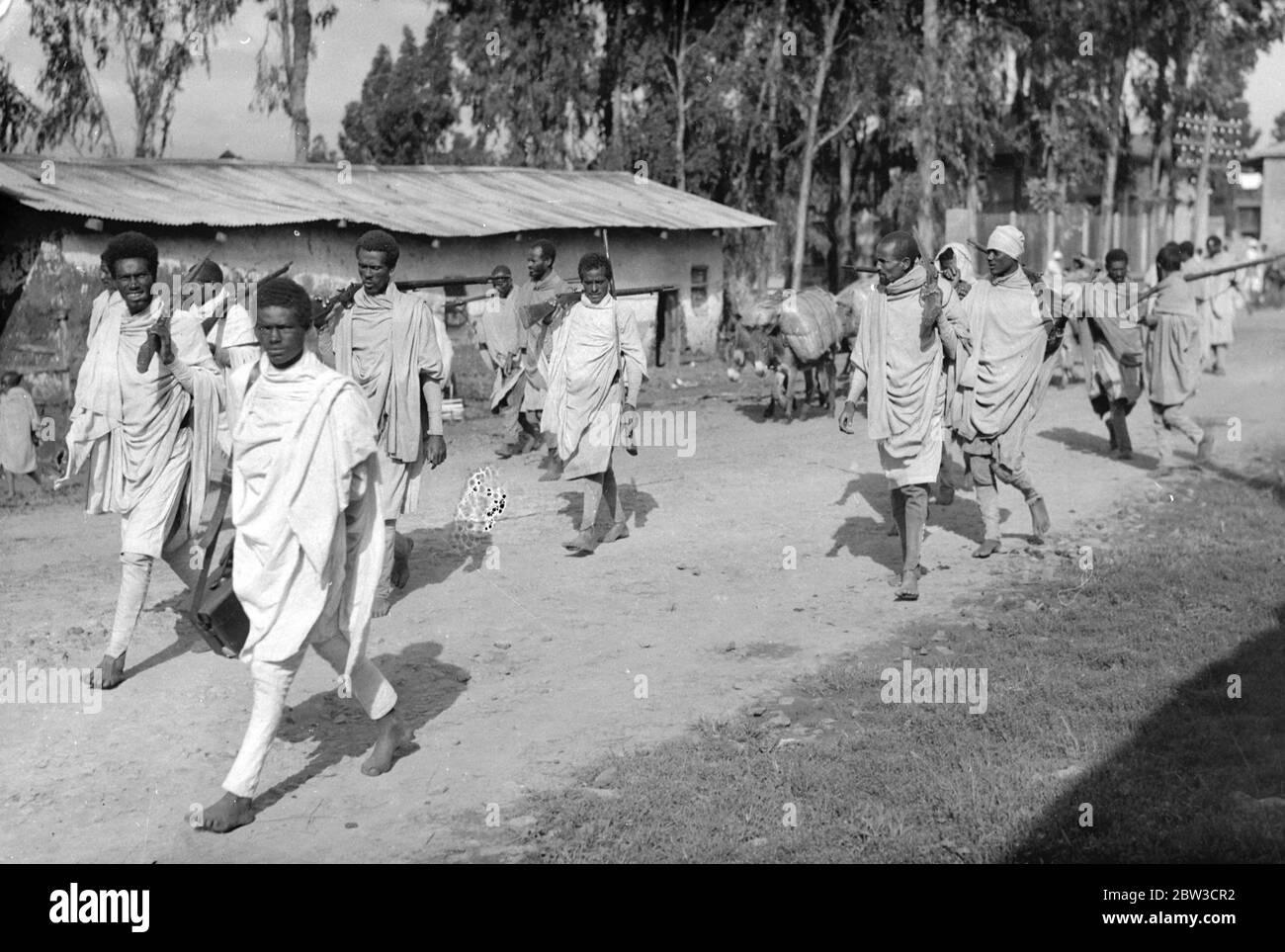 Stammesangehörigen gießen in Abessinier Armee als Ängste vor Invasion wächst - Tausende weg an die Grenze. Truppen marschieren durch Awash auf ihrem Weg nach Harrar, dem Konzentrationspunkt für Truppen der Ogadener Front. Alle märz barfüßig . 22. September 1935 Stockfoto