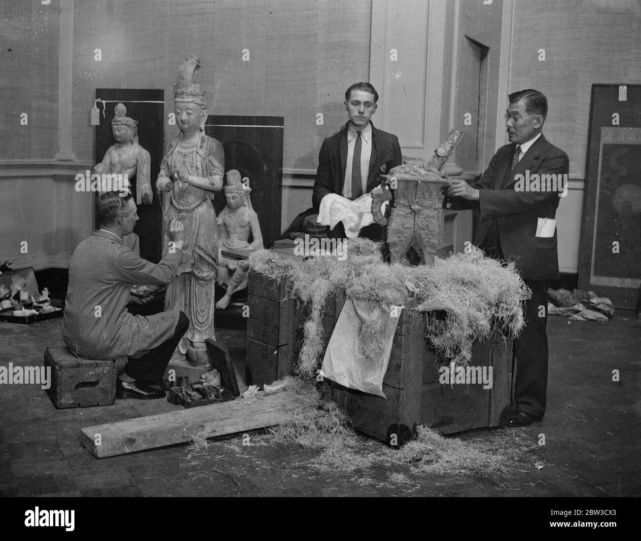 Kaiser von Japan 's chinesische Kunstschätze ausgepackt in London für die Ausstellung. Herr Somoji Okada , Kommissar für chinesische Exponate aus Japan , der das Auspacken der Stücke im Burlington House beauftragter . November 1935 Stockfoto