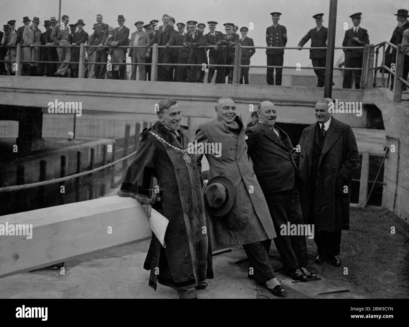 Verkehrsminister eröffnet neues Hochwasserschutzsystem und Schleusen in Stratford . Herr Leslie Hore Belisha , mit Hilfe von Alderman Blaker ( Bürgermeister von West Ham ) und Vorsitzender JB Sehbalding Öffnen der Schleusentore . 16. Oktober 1935 Stockfoto