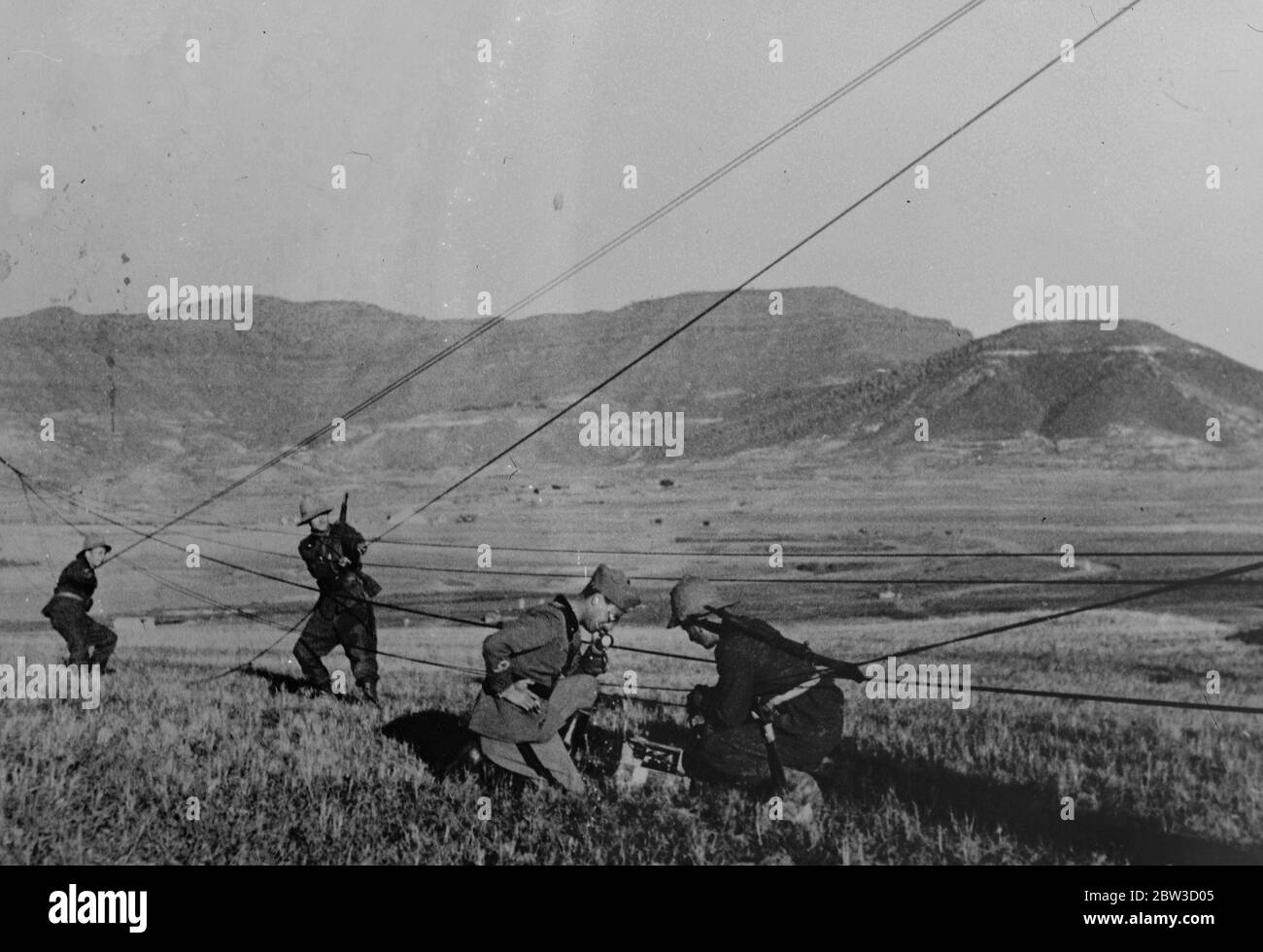 Italienische Ingenieure bauen Straßen an der Nordgrenze. Italienische Ingenieure Aufbau und Prüfung Telegrafenlinien zu Feld Zentrale von einer Basis in der Nähe von Makalle , das italienische Ziel in Argentinien . 24. Oktober 1935 Stockfoto