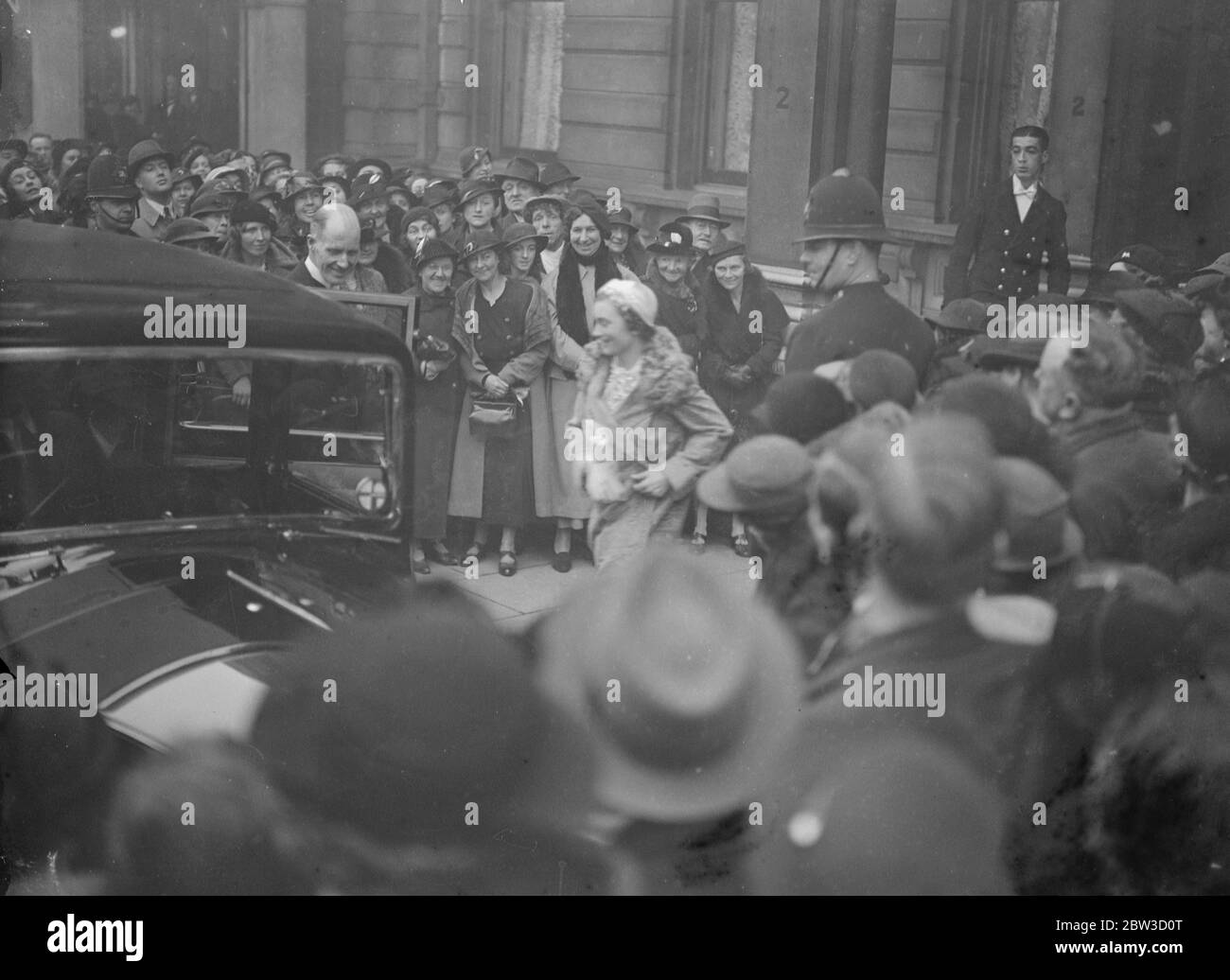 Große Menge sieht Lady Alice gehen. Eine große Menge, die stundenlang gewartet hatte, sah Lady Alice Scott verlassen ihr Haus in Grosvenor Ort, um endgültige Arrangements für ihre Hochzeit morgen zu machen, (Mittwoch) an den Herzog von Gloucester. Foto zeigt, die Menge beobachten Lady Alice Scott, wie sie verließ. November 1935 Stockfoto