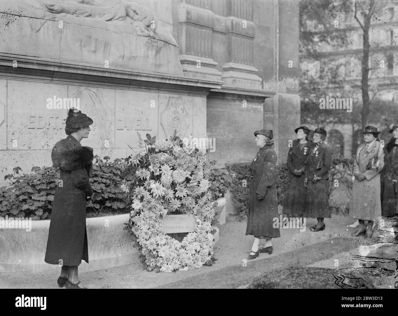 Zwanzigsten Jahrestag der Krankenschwester Cavell 's Hinrichtung in Paris gedenkt. Die Szene bei der Zeremonie . Links vom Kranz ist Madame Rodillon , Präsident der Vereinigung der Offizierswitwen und rechts , Mlle Louise Thuliez , die zum Tode verurteilt wurde zur gleichen Zeit wie Krankenschwester Cavell . 12. Oktober 1935 Stockfoto