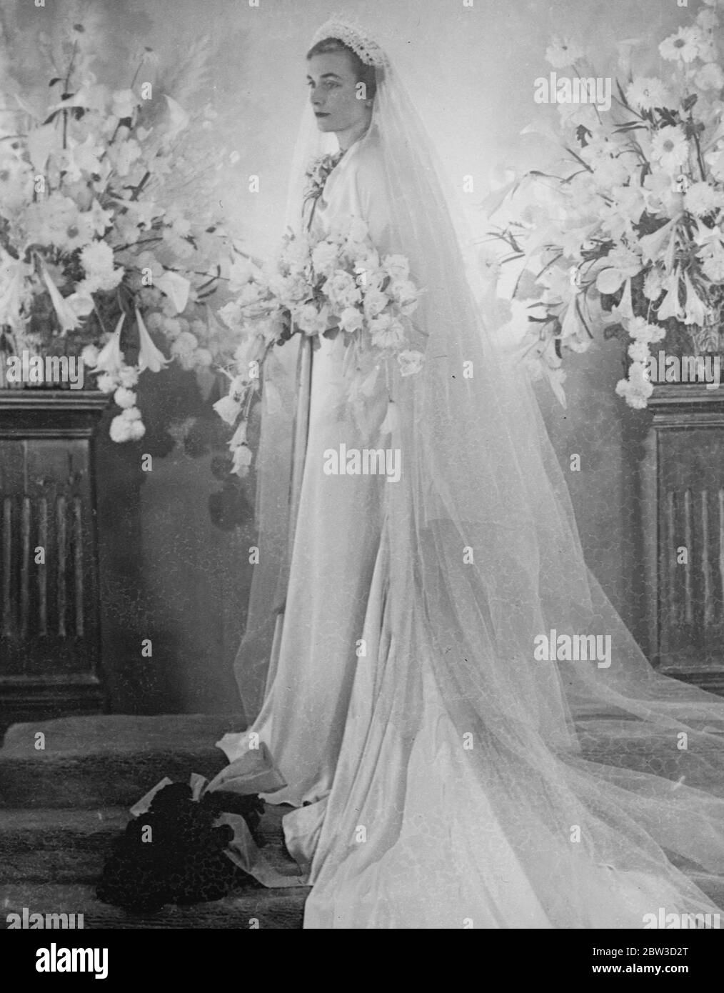 Königliche Braut in ihrem Hochzeitskleid. Lady Alice Montagu Douglas Scott, Tochter des verstorbenen Duke of Buccleuch, der mit dem Herzog von Gloucester in der privaten Kapelle am Buckingham Palace heute verheiratet werden soll (Mittwoch). Foto zeigt Lady Alice Montagu in ihrem Hochzeitskleid. November 1935 Stockfoto