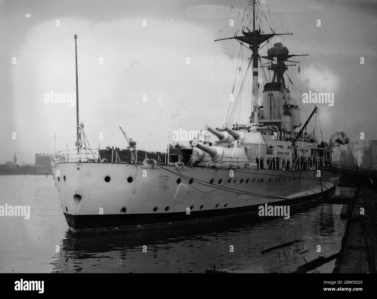 Schlachtschiff Haus aus dem mittelmeer . Segler werden weihnachten in England verbringen. Die 29 , 150 Tonnen Schlachtschiff HMS Resolution (Wimpel Nummer 09 ) kam in Porstmouth von Alexandria nach mehr als zwei Jahren Dienst auf dem Mittelmeer-Station abgeschlossen. Viele Matrosen anderer Kriegsschiffe waren an Bord, ebenso ihre eigene Besatzung, damit sie weihnachten zu Hause verbringen konnten. Die HMS Resolution bees wurden erleichtert durch HMS Ramilies ( 07 ), die von ähnlicher Klasse und Tonnage ist . Foto zeigt, HMS Auflösung Ankunft in Portsmouth. November 1935 Stockfoto