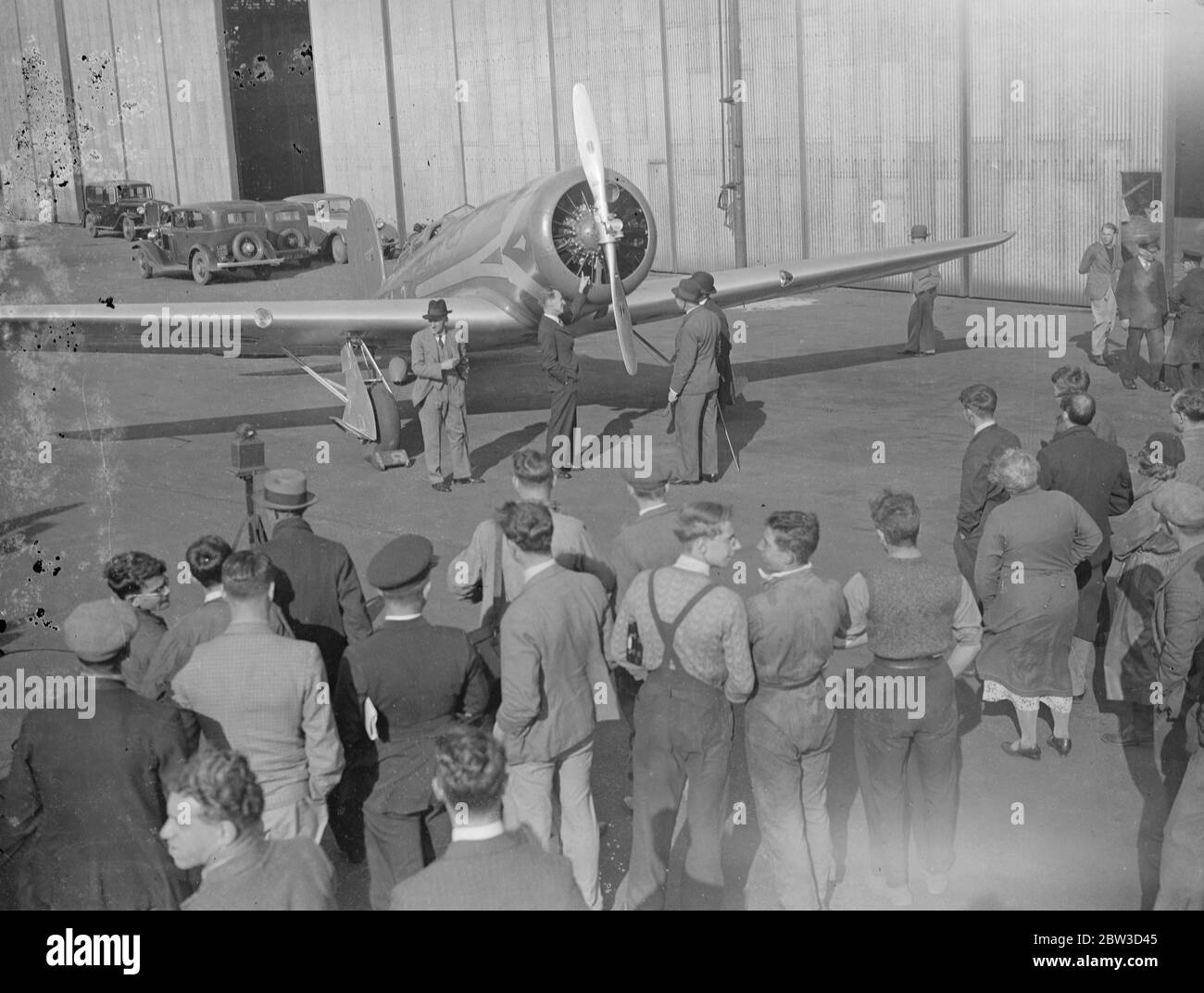 Sir Charles Kingsford Smith bereitet sich in Croydon auf den letzten Langstreckenflug vor. Sir Charles Kingsford Smith auf seiner Maschine Lady Southern Cross in Croydon. 10. Oktober 1935 Stockfoto