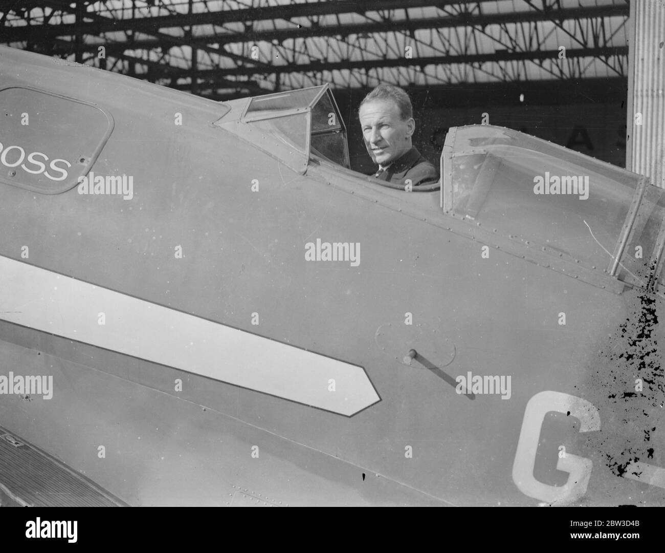 Sir Charles Kingsford Smith bereitet sich in Croydon auf den letzten Langstreckenflug vor. Sir Charles Kingsford Smith auf seiner Maschine Lady Southern Cross in Croydon. 10. Oktober 1935 Stockfoto