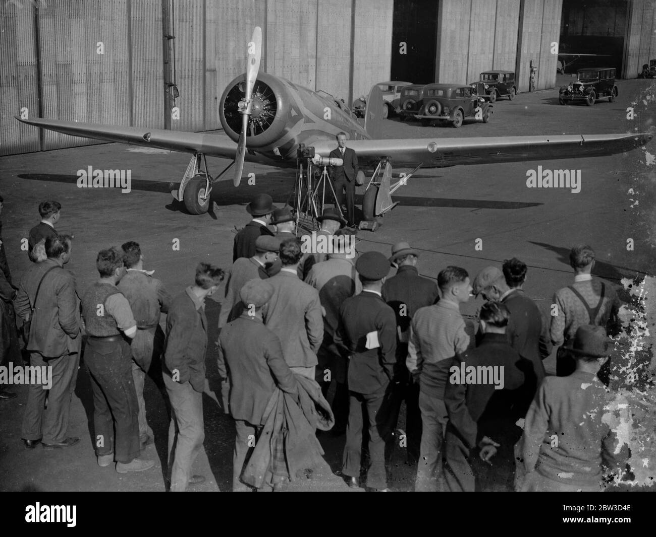 Sir Charles Kingsford Smith bereitet sich in Croydon auf den letzten Langstreckenflug vor. Sir Charles Kingsford Smith auf seiner Maschine Lady Southern Cross in Croydon. 10. Oktober 1935 Stockfoto